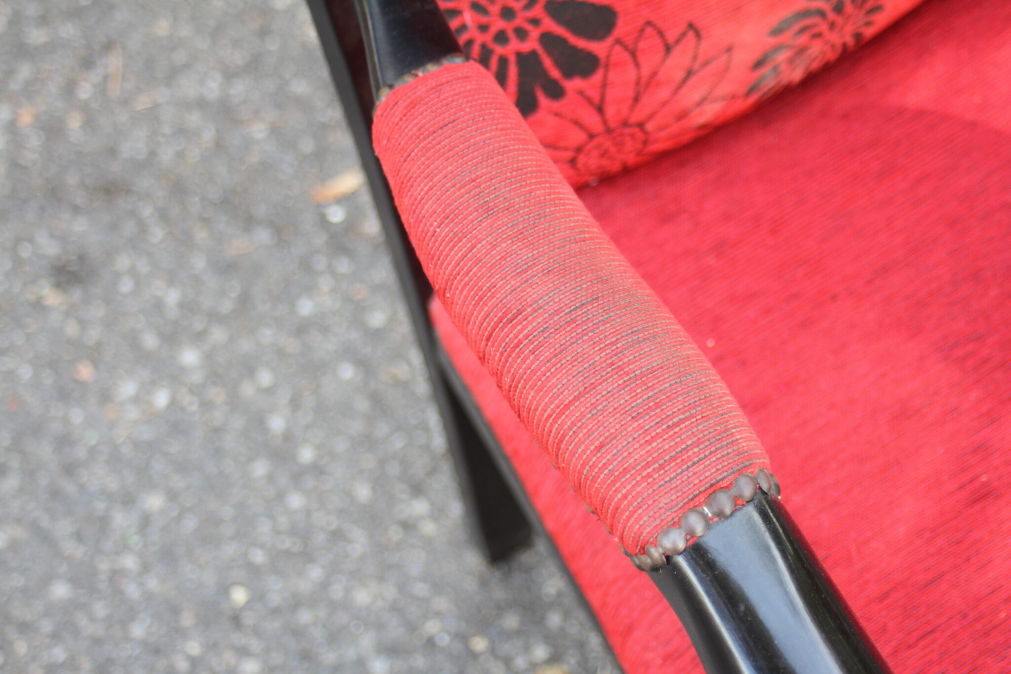 Fauteuil voltaire rouge et noir – Image 5