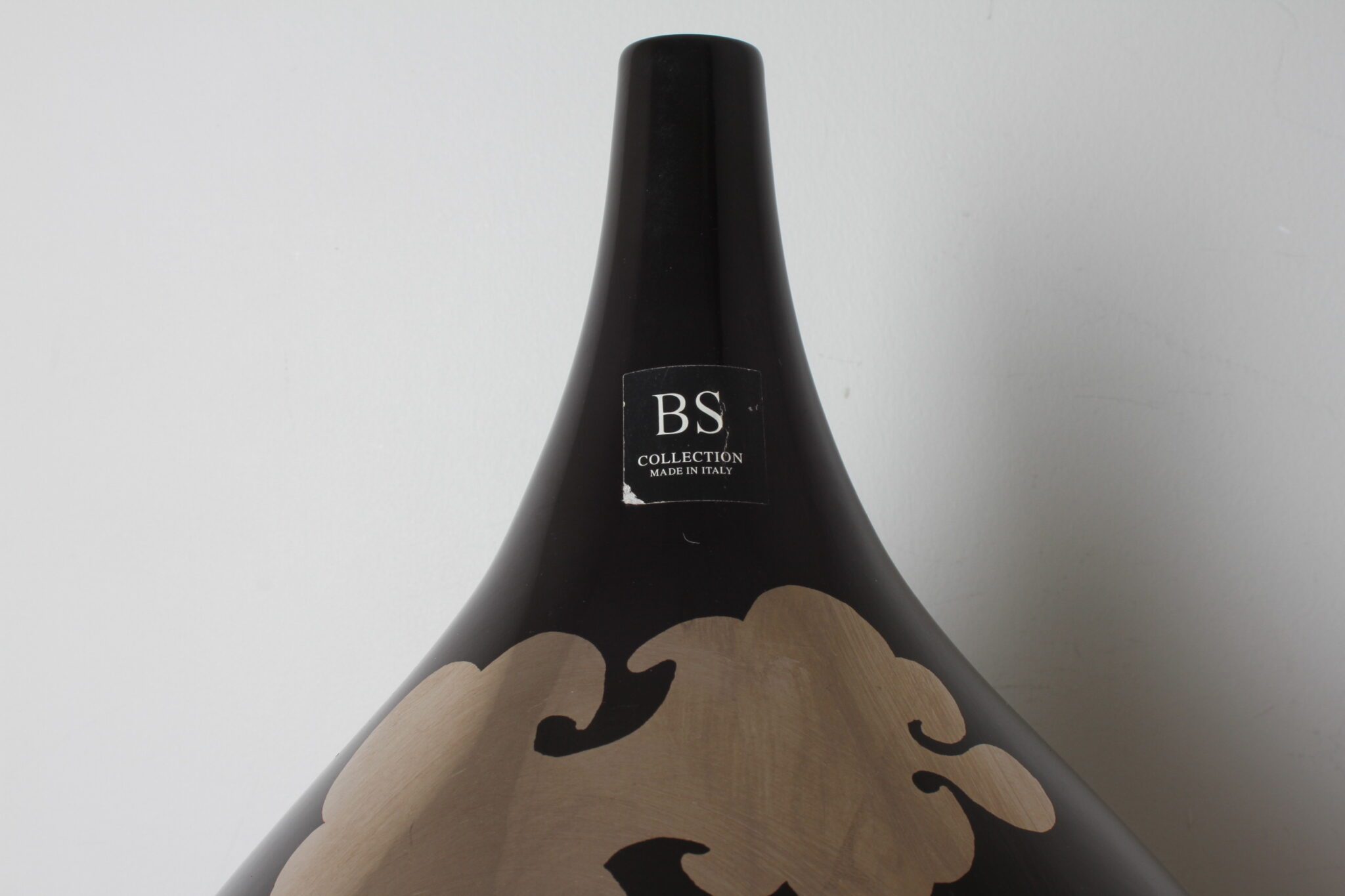 grand-vase-design-ceramique-glacure-noir-decor-motifs-argentes-bs-collection-manufacture-italienne-bs-ceramiche-battocchio-objets-deco-rare-brocante-occasion-emmaus-scherwiller-etikette (4)