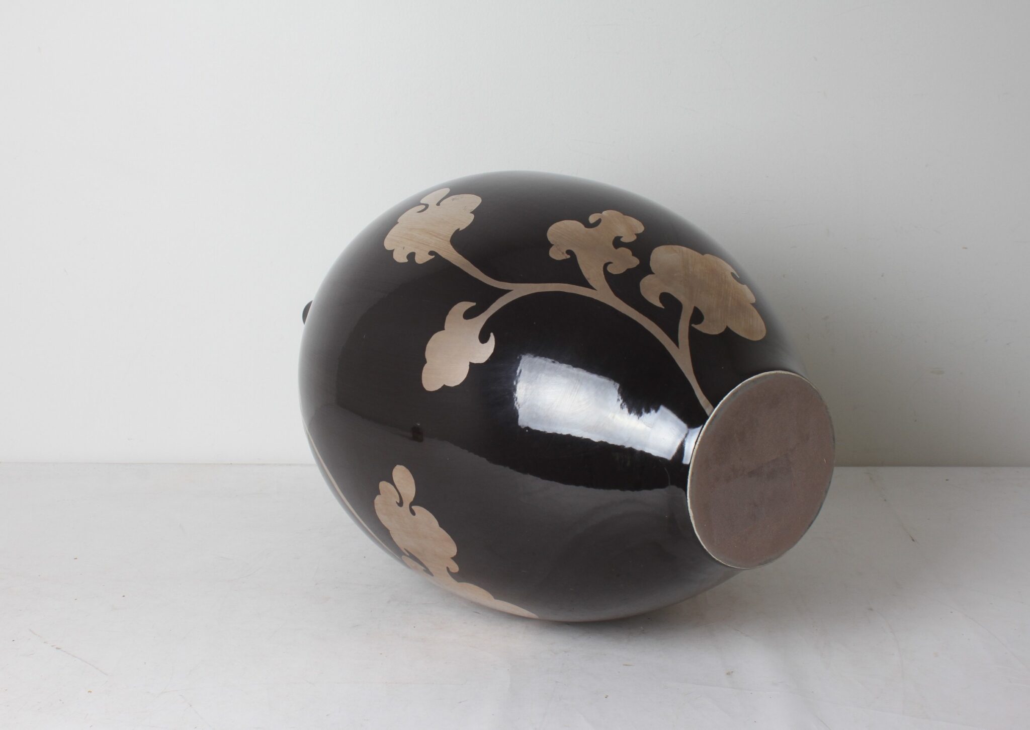 grand-vase-design-ceramique-glacure-noir-decor-motifs-argentes-bs-collection-manufacture-italienne-bs-ceramiche-battocchio-objets-deco-rare-brocante-occasion-emmaus-scherwiller-etikette (5)