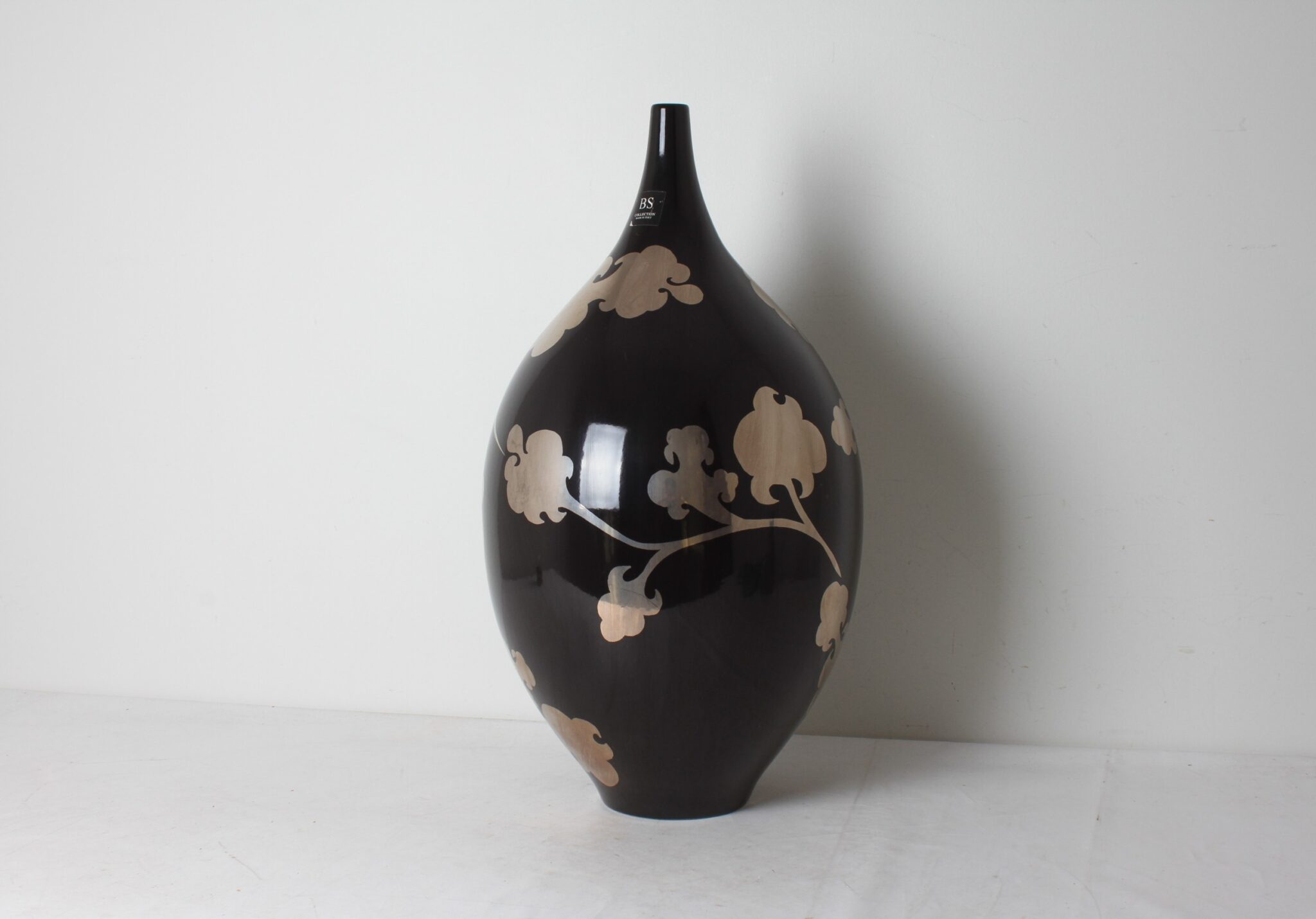grand-vase-design-ceramique-glacure-noir-decor-motifs-argentes-bs-collection-manufacture-italienne-bs-ceramiche-battocchio-objets-deco-rare-brocante-occasion-emmaus-scherwiller-etikette (6)