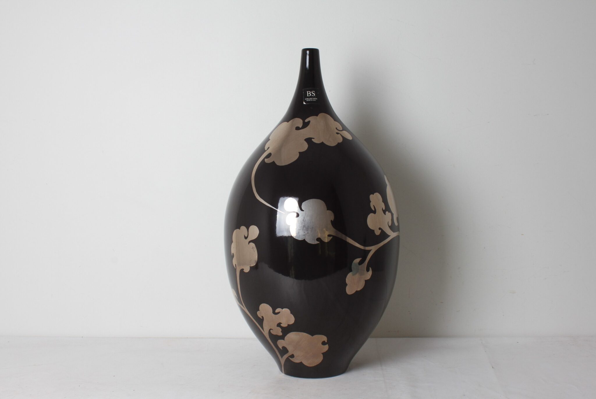 grand-vase-design-ceramique-glacure-noir-decor-motifs-argentes-bs-collection-manufacture-italienne-bs-ceramiche-battocchio-objets-deco-rare-brocante-occasion-emmaus-scherwiller-etikette (7)