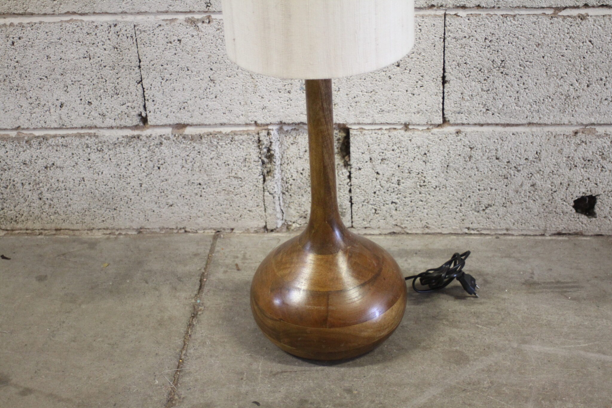 lampe-de-sol-hagginwood-maisons-du-monde-pied-sculpte-bois-abat-jour-cylindrique-tissu-luminaires-occasion-design-brocante-emmaus-scherwiller-etikette (1)