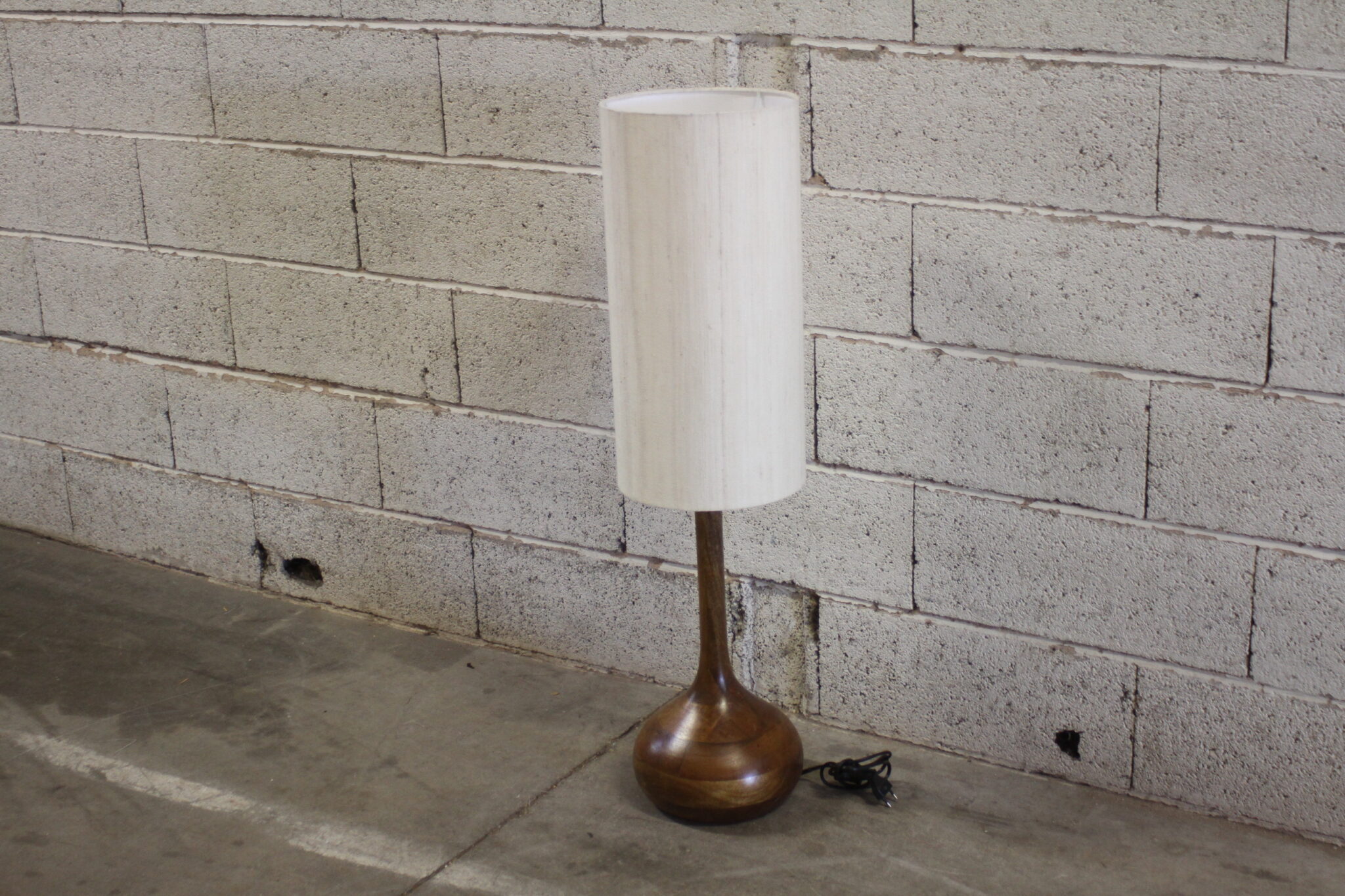 lampe-de-sol-hagginwood-maisons-du-monde-pied-sculpte-bois-abat-jour-cylindrique-tissu-luminaires-occasion-design-brocante-emmaus-scherwiller-etikette (2)