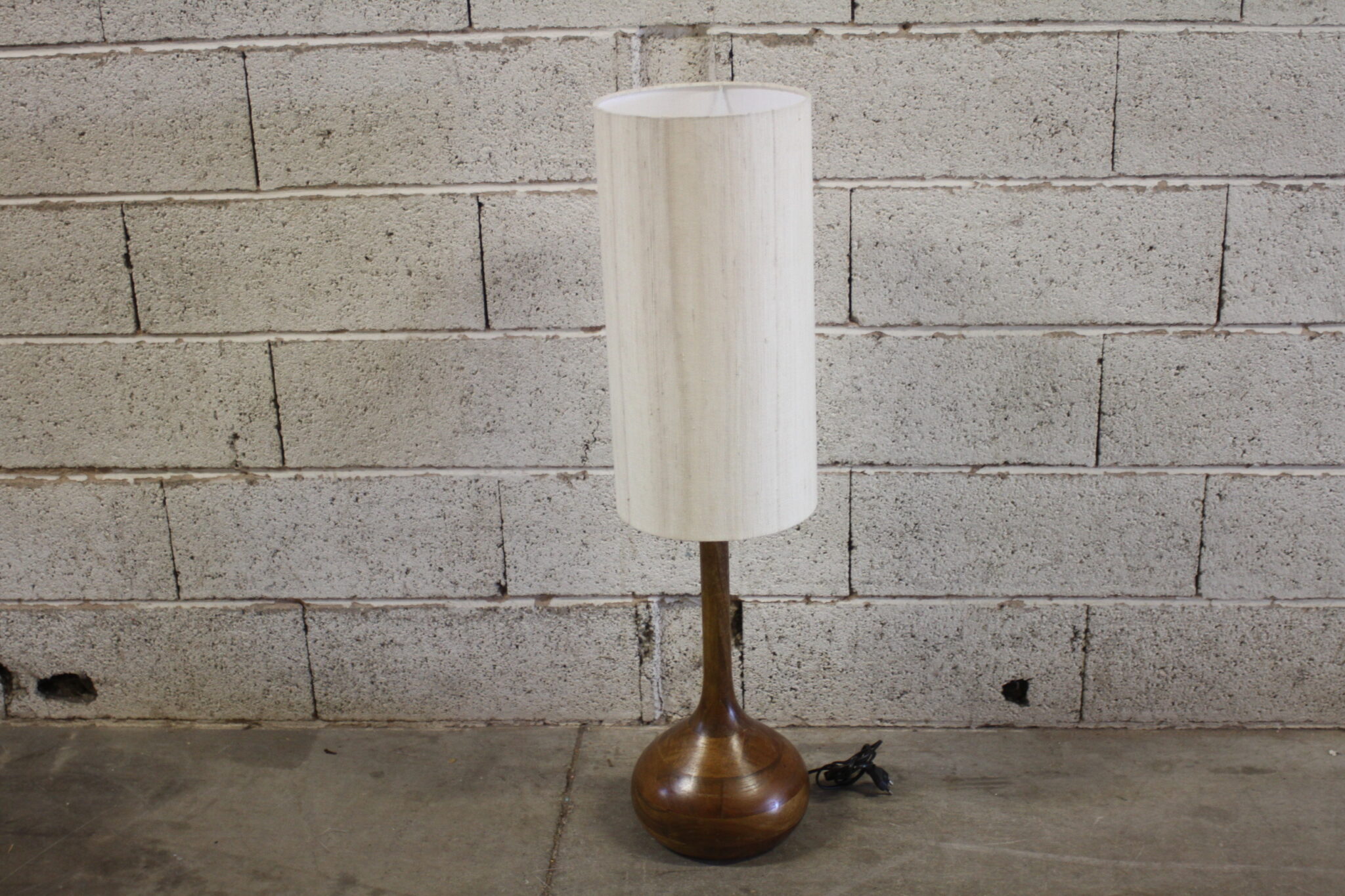 lampe-de-sol-hagginwood-maisons-du-monde-pied-sculpte-bois-abat-jour-cylindrique-tissu-luminaires-occasion-design-brocante-emmaus-scherwiller-etikette (3)