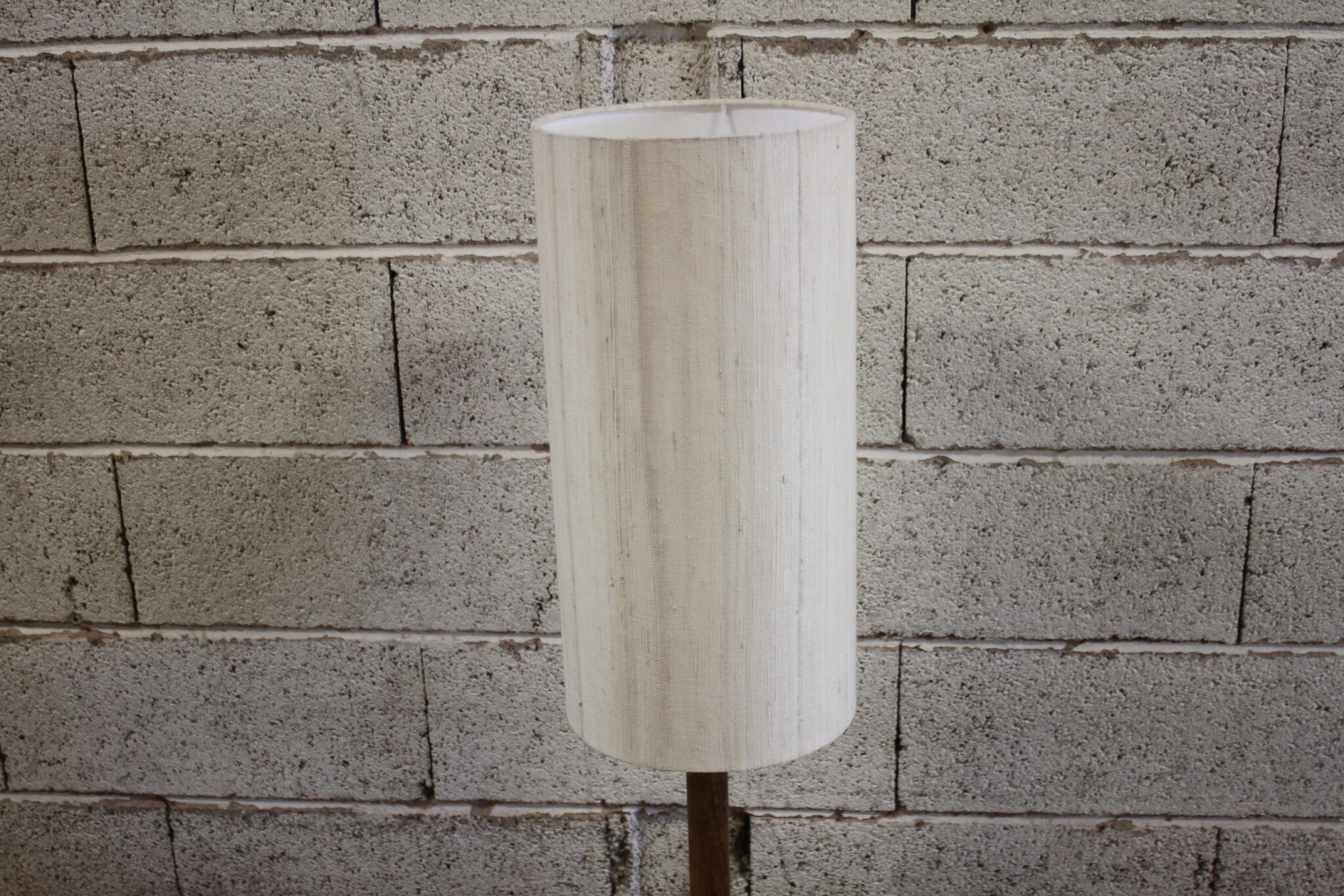 lampe-de-sol-hagginwood-maisons-du-monde-pied-sculpte-bois-abat-jour-cylindrique-tissu-luminaires-occasion-design-brocante-emmaus-scherwiller-etikette (4)