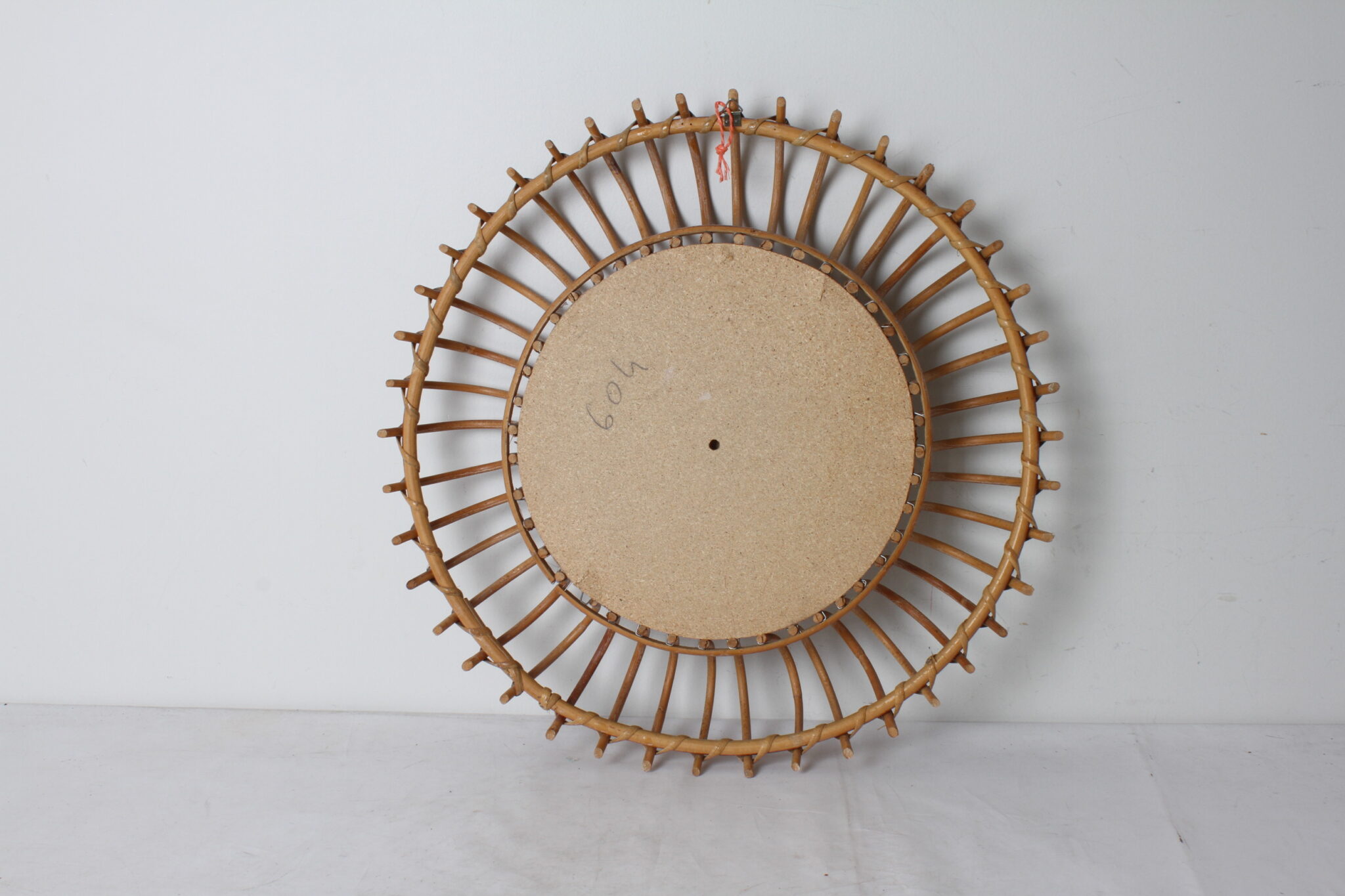 miroir-mural-rond-vintage-style-franco-albini--cadre-rotin-boucles-regulieres-objets-deco-brocante-occasion-emmaus-scherwiller-etikette (1)