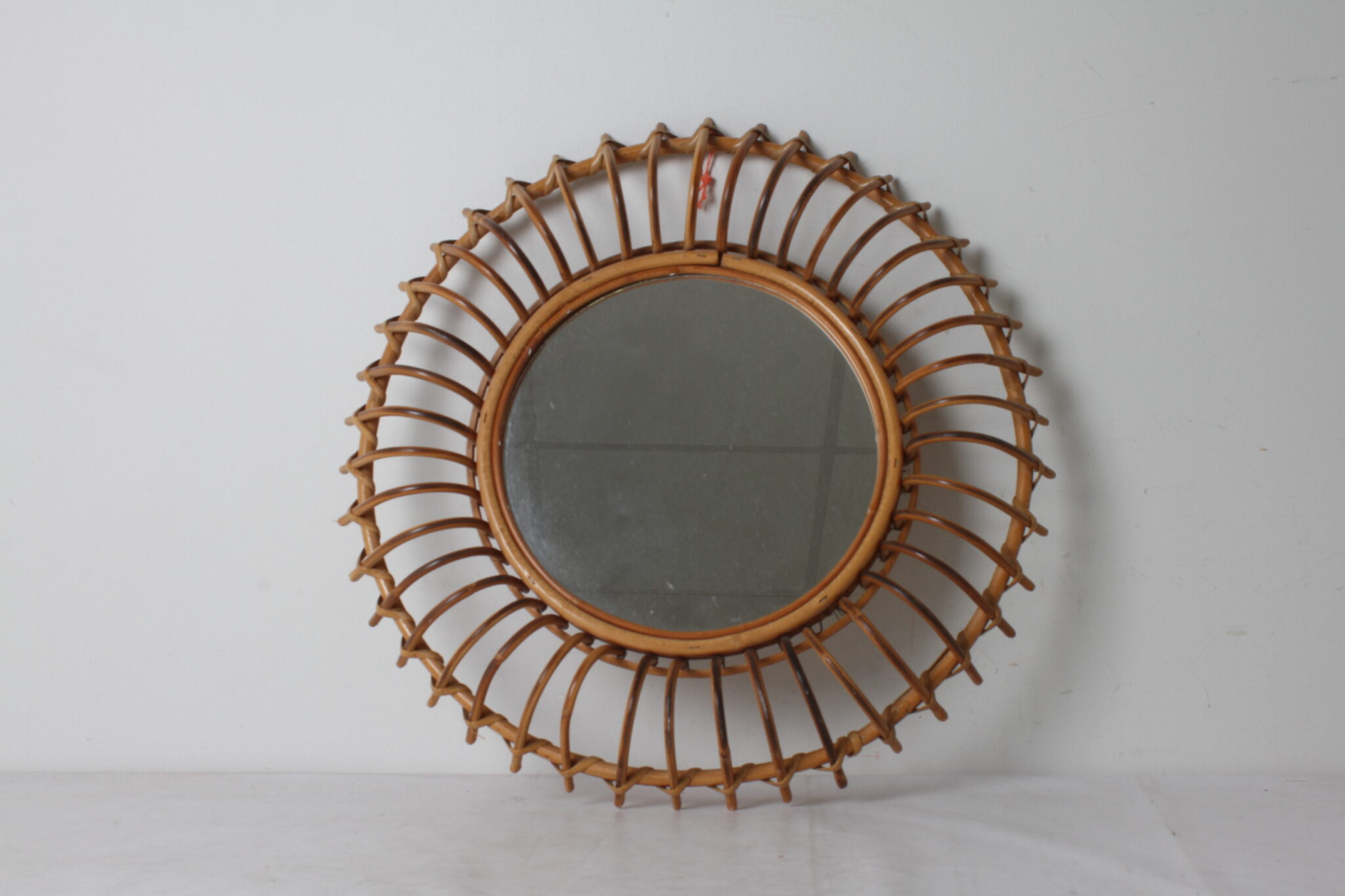miroir-mural-rond-vintage-style-franco-albini--cadre-rotin-boucles-regulieres-objets-deco-brocante-occasion-emmaus-scherwiller-etikette (2)