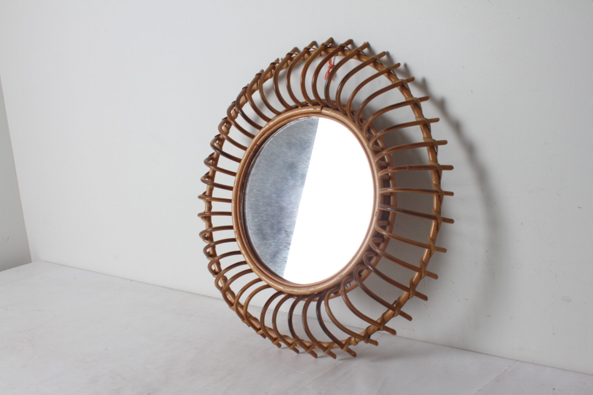 miroir-mural-rond-vintage-style-franco-albini--cadre-rotin-boucles-regulieres-objets-deco-brocante-occasion-emmaus-scherwiller-etikette (3)