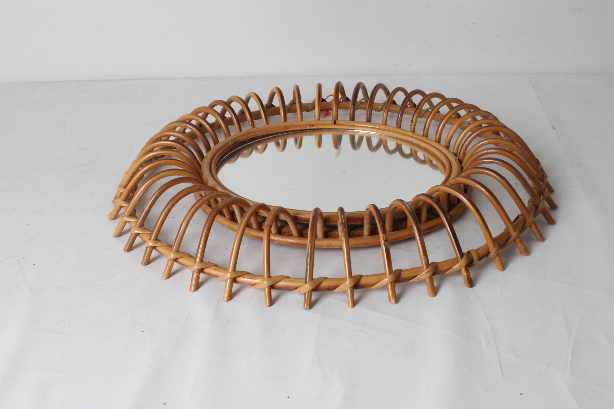 miroir-mural-rond-vintage-style-franco-albini--cadre-rotin-boucles-regulieres-objets-deco-brocante-occasion-emmaus-scherwiller-etikette (4)