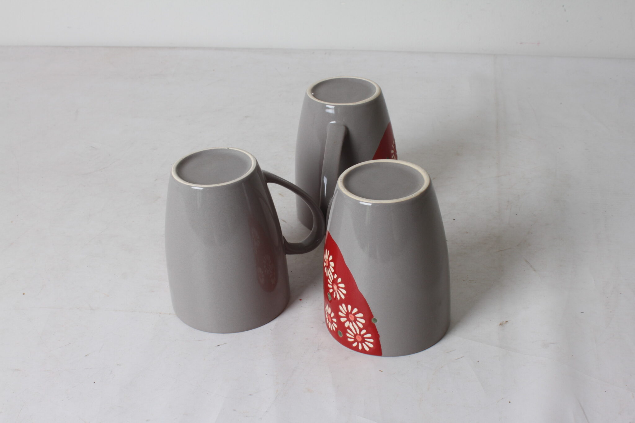 mugs-en-ceramique-grise-decor-floral-art-de-la-table-occasion-emmaus-scherwiller-etikette (1)