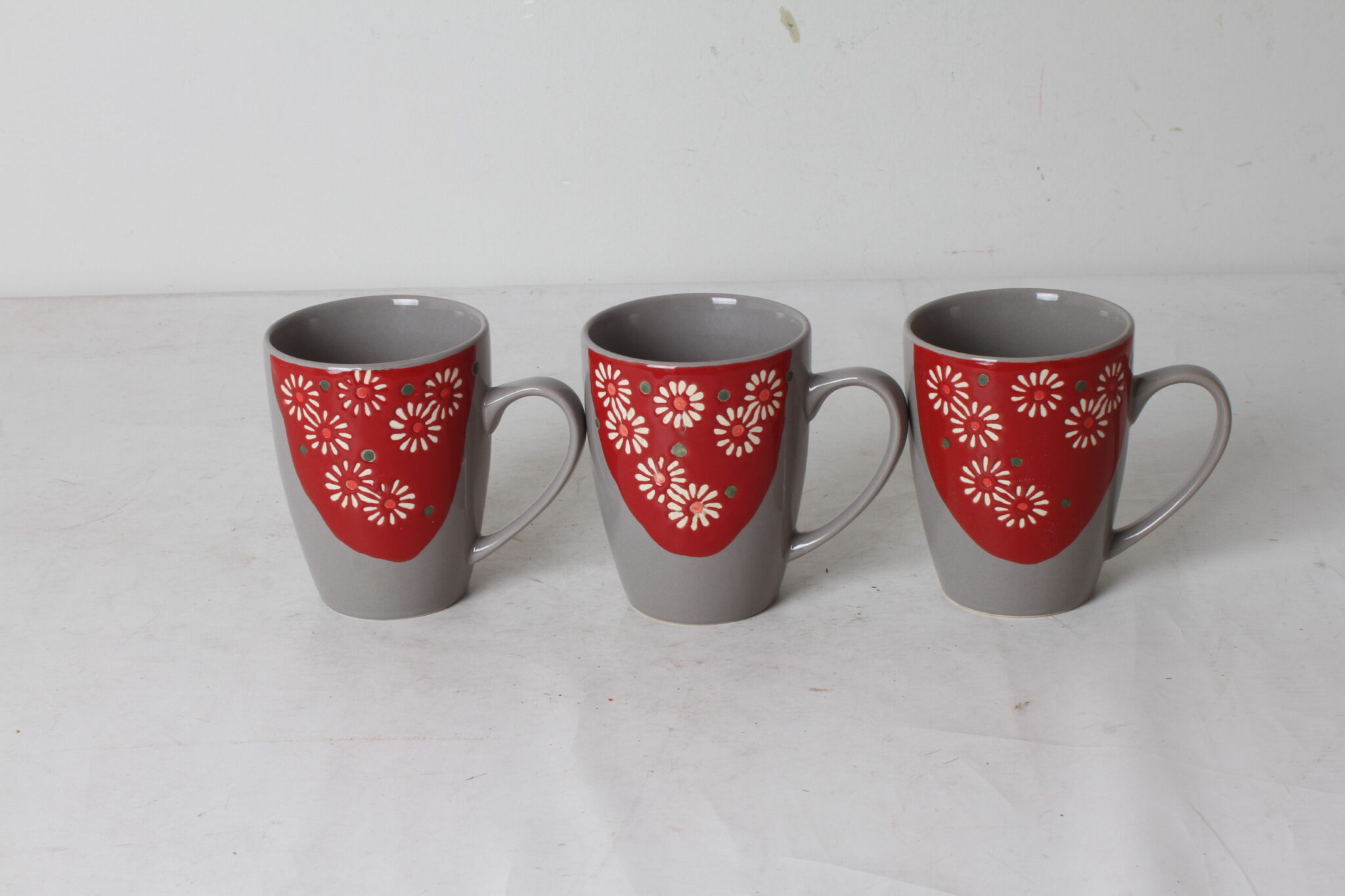 mugs-en-ceramique-grise-decor-floral-art-de-la-table-occasion-emmaus-scherwiller-etikette (3)