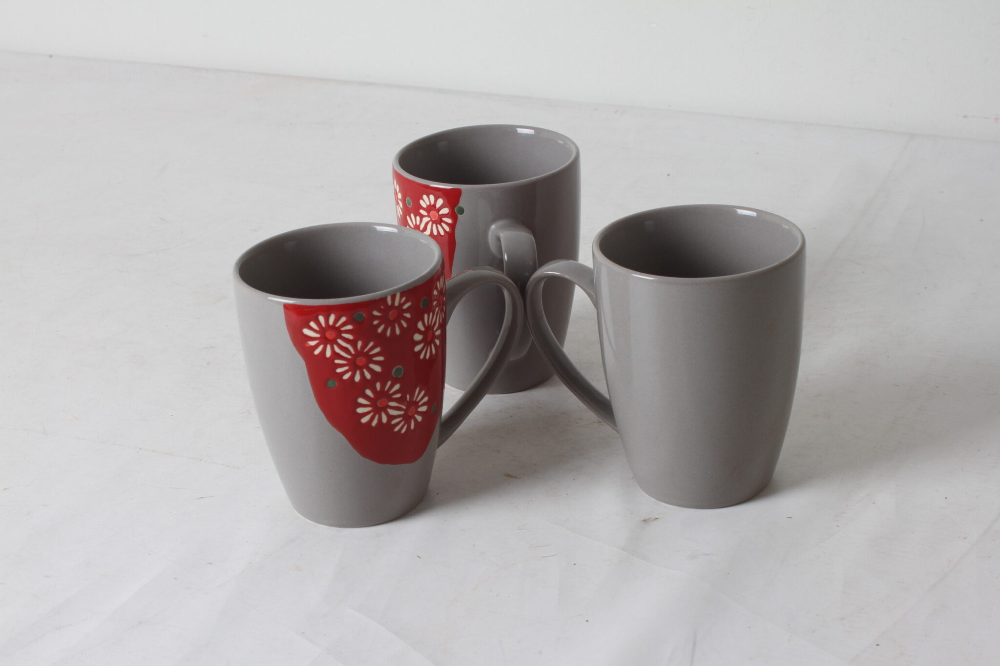 mugs-en-ceramique-grise-decor-floral-art-de-la-table-occasion-emmaus-scherwiller-etikette (4)