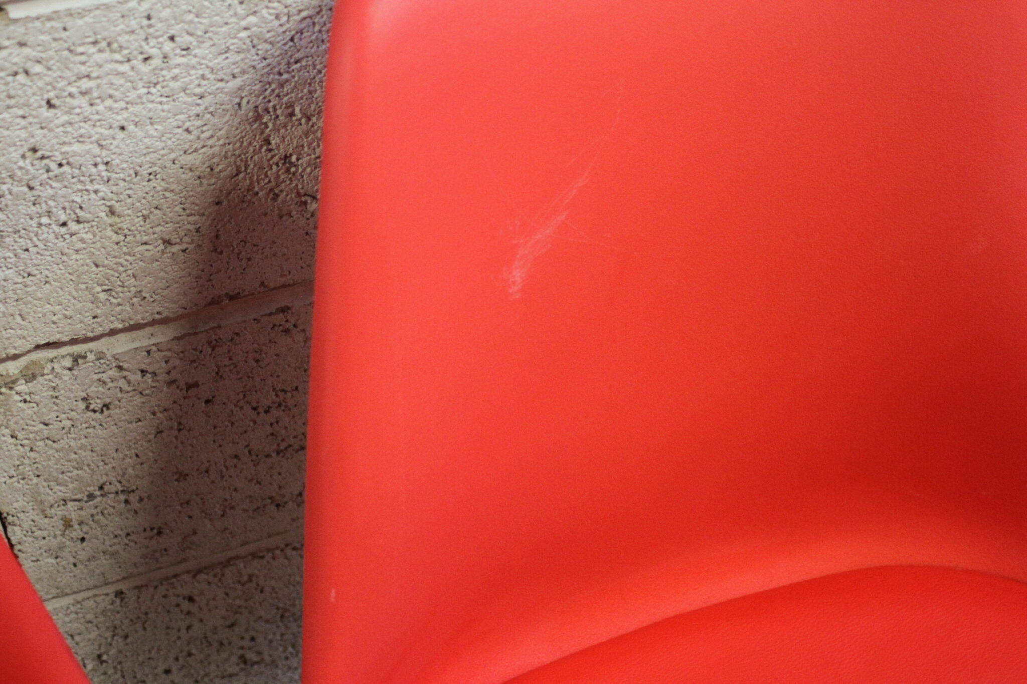 Chaises rouges design scandinave – Image 5