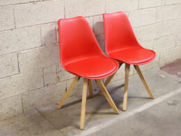 Chaises rouges design scandinave