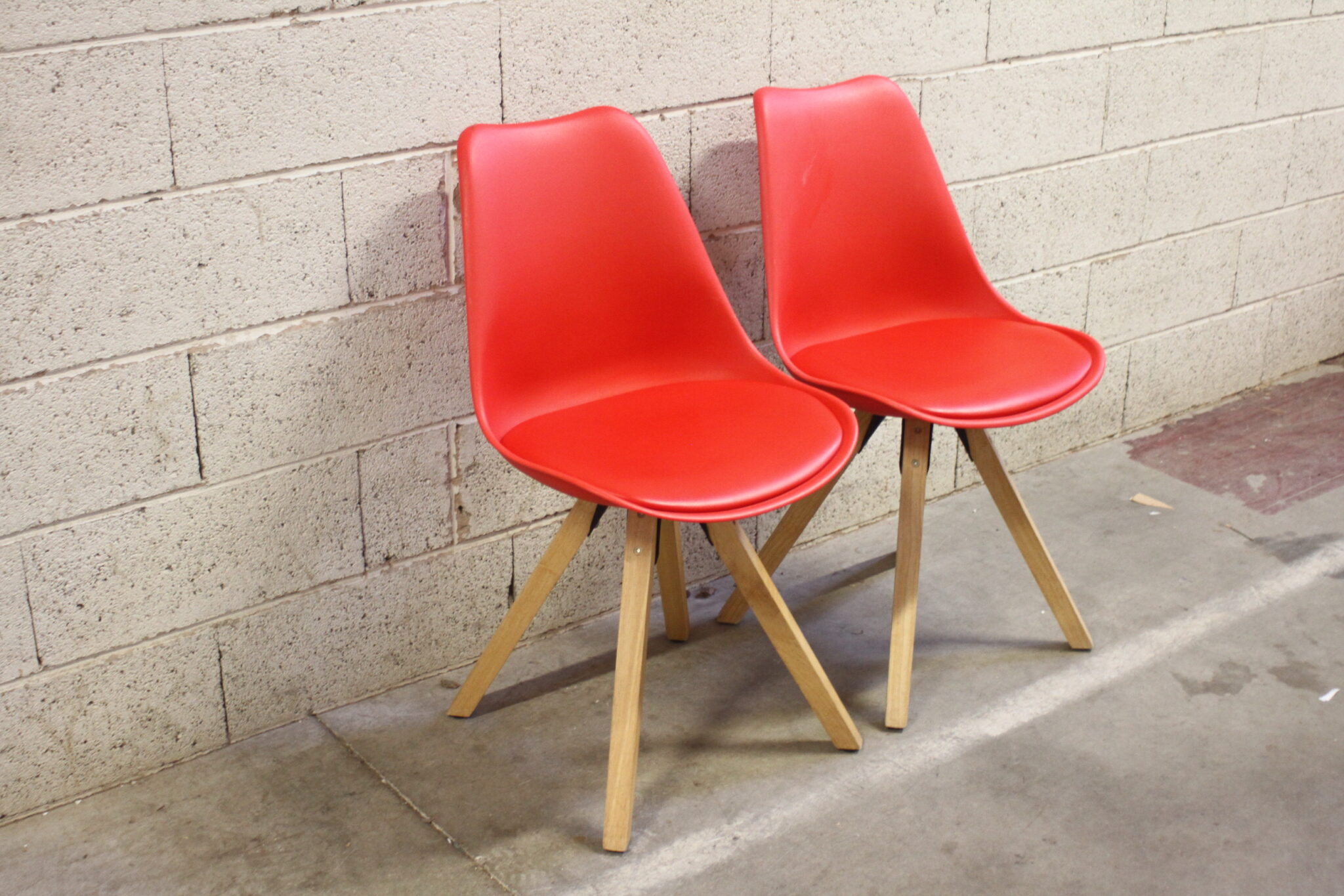 Chaises rouges design scandinave