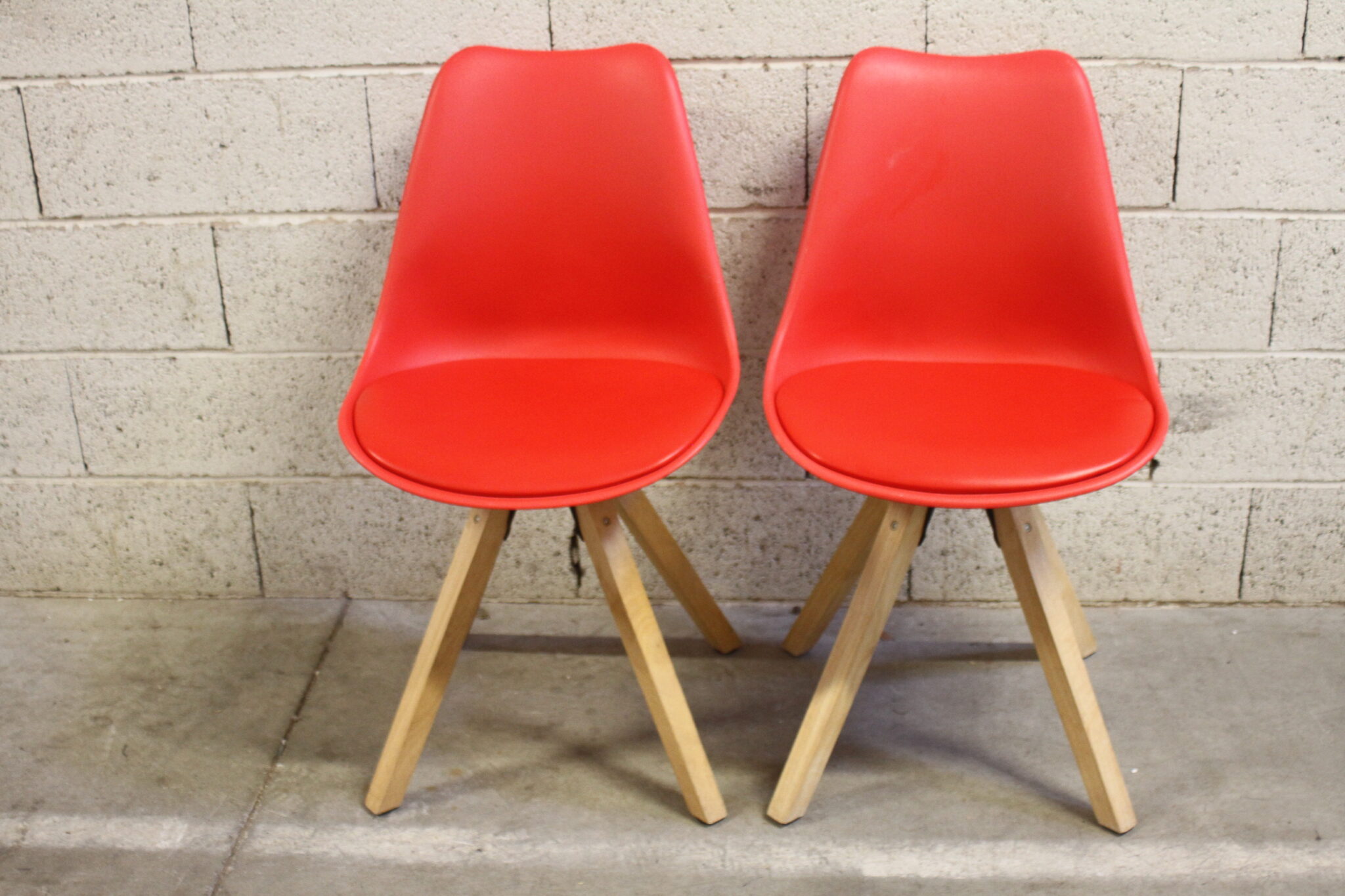 Chaises rouges design scandinave – Image 2