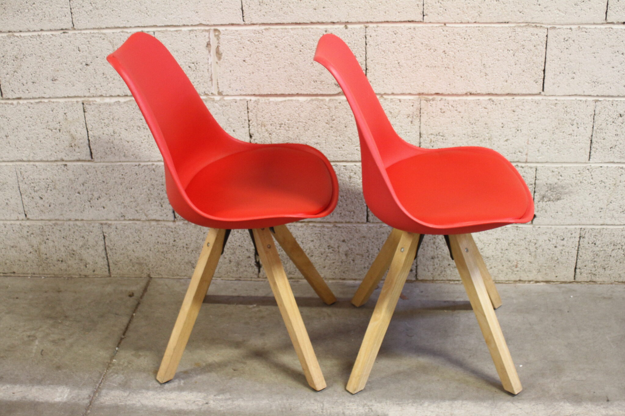 Chaises rouges design scandinave – Image 3