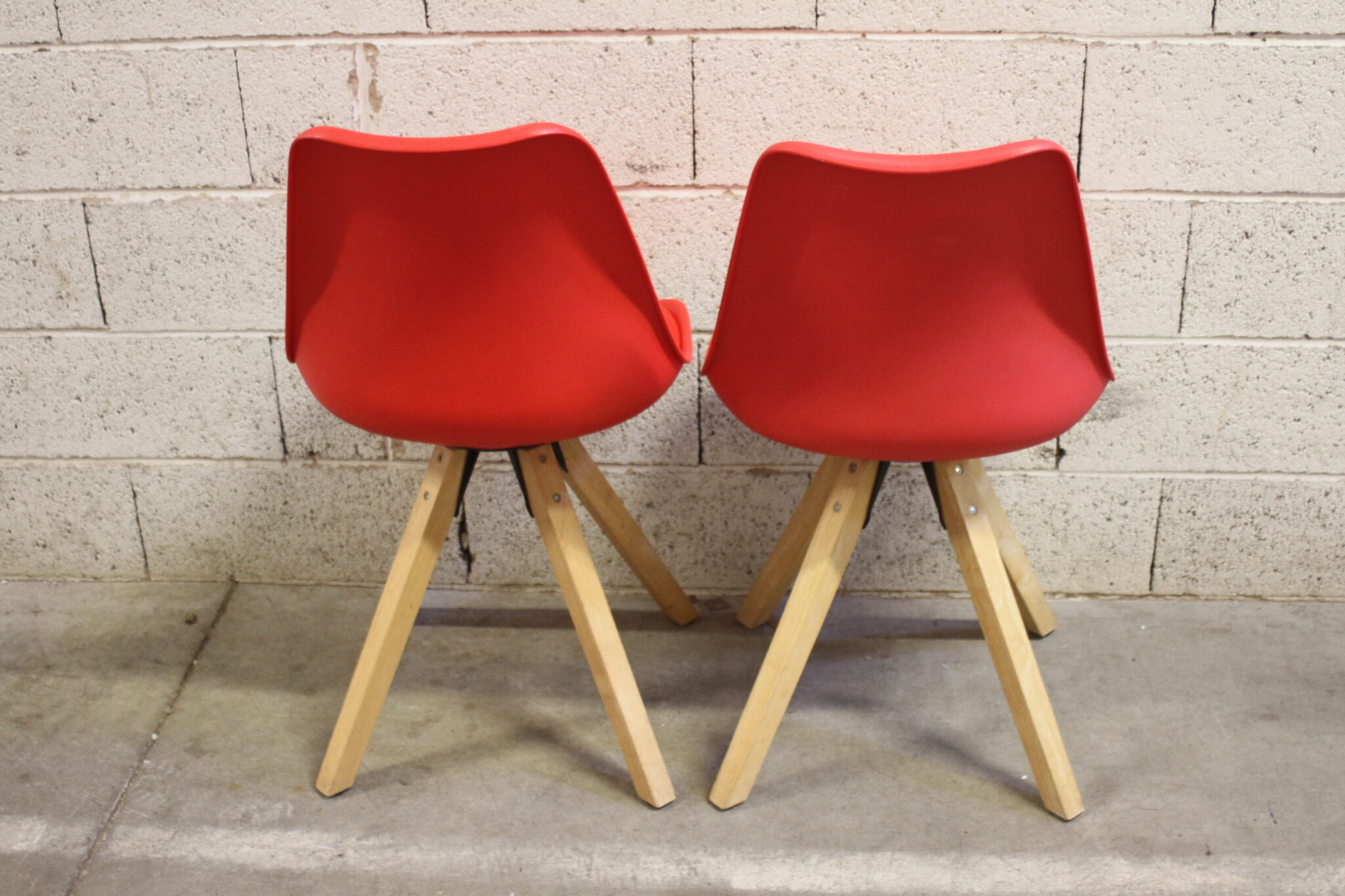 Chaises rouges design scandinave – Image 4