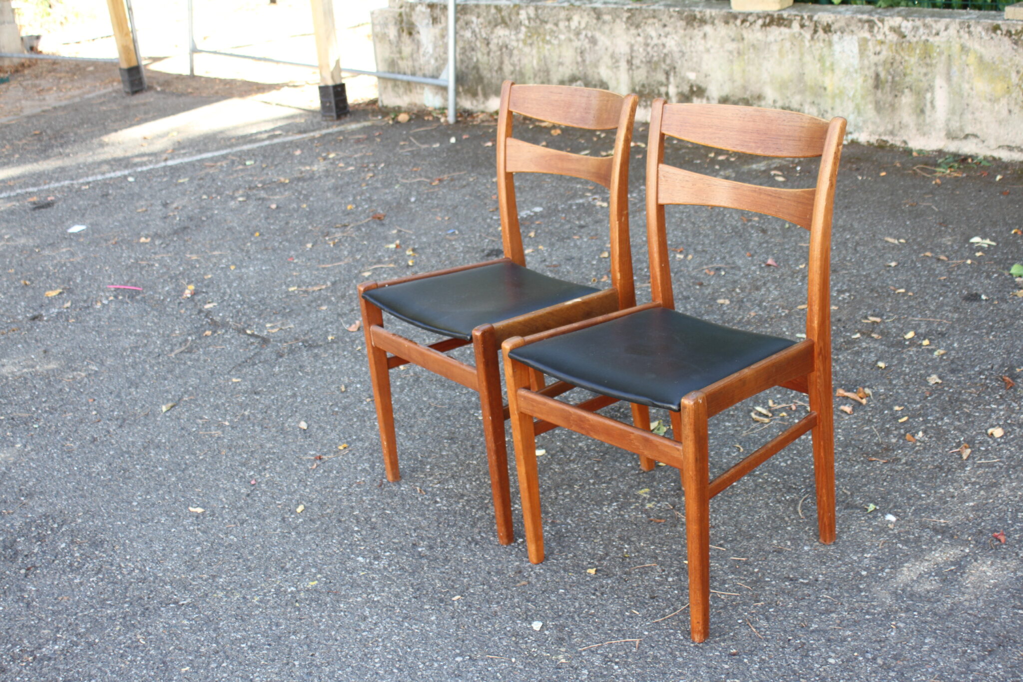 paire-chaises-vintage-design-scandinave-bois-skai-noir-mobilier-brocante-occasion-emmaus-scherwiller-etikette (2)