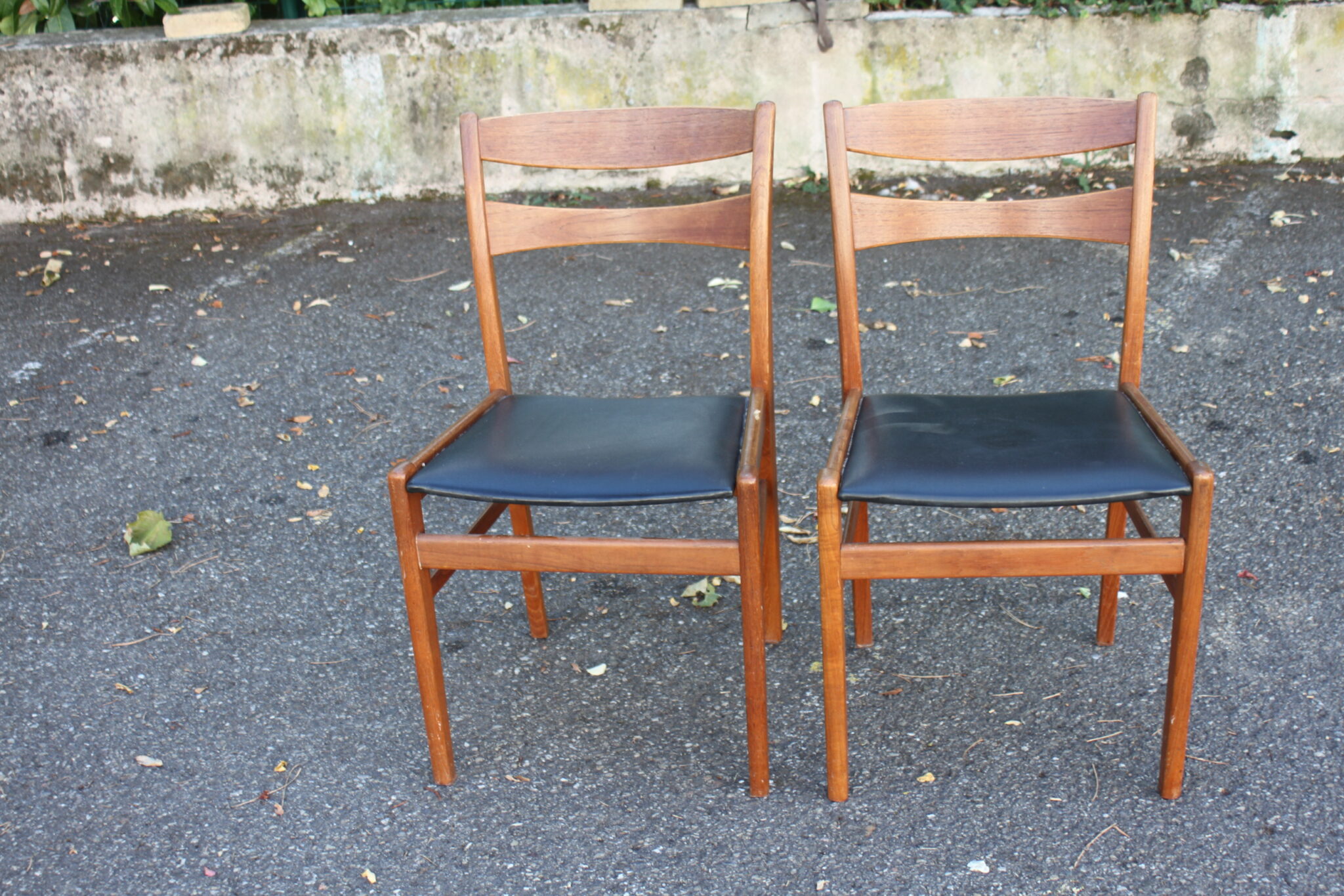 paire-chaises-vintage-design-scandinave-bois-skai-noir-mobilier-brocante-occasion-emmaus-scherwiller-etikette (3)