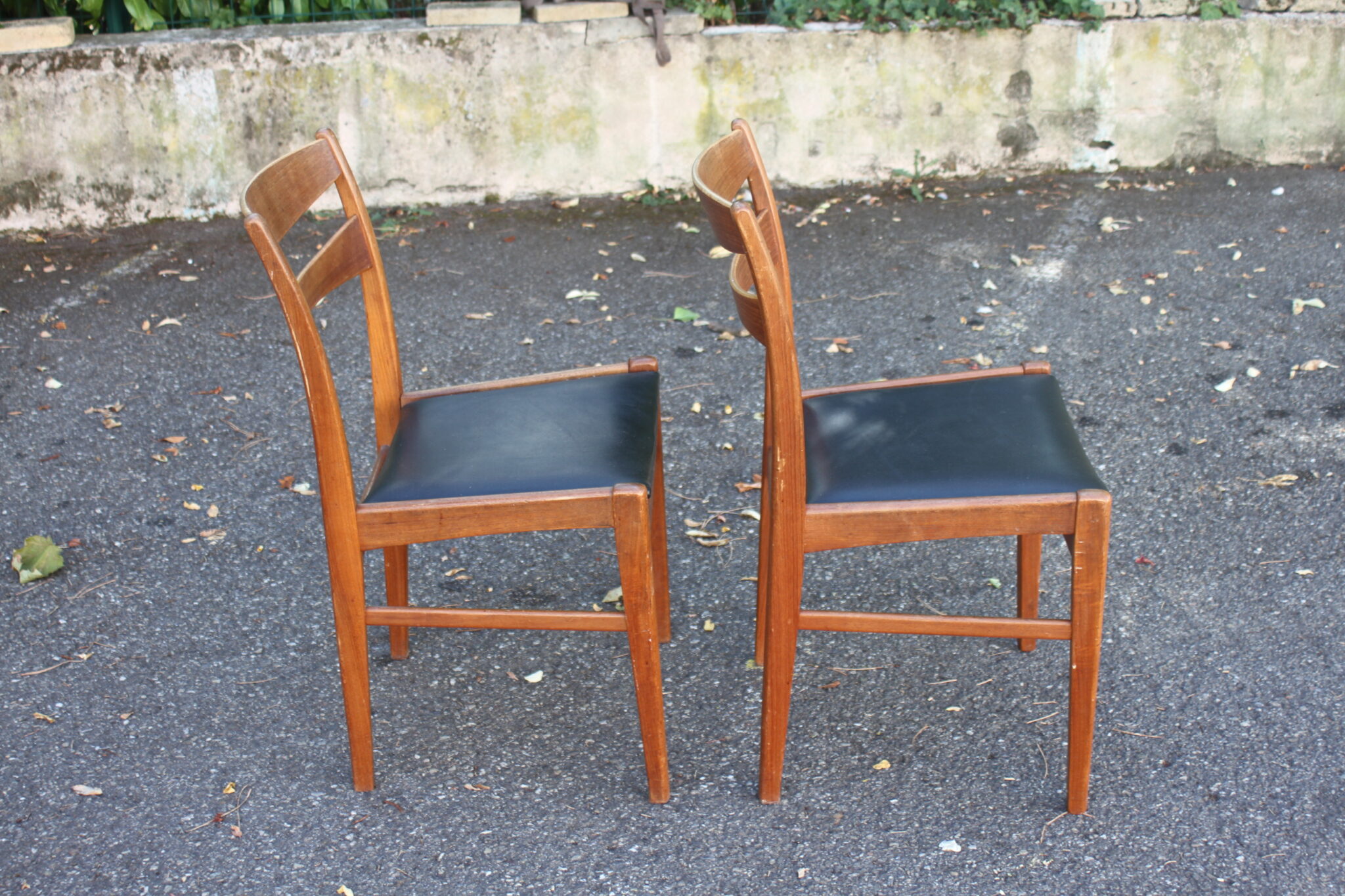 paire-chaises-vintage-design-scandinave-bois-skai-noir-mobilier-brocante-occasion-emmaus-scherwiller-etikette (4)