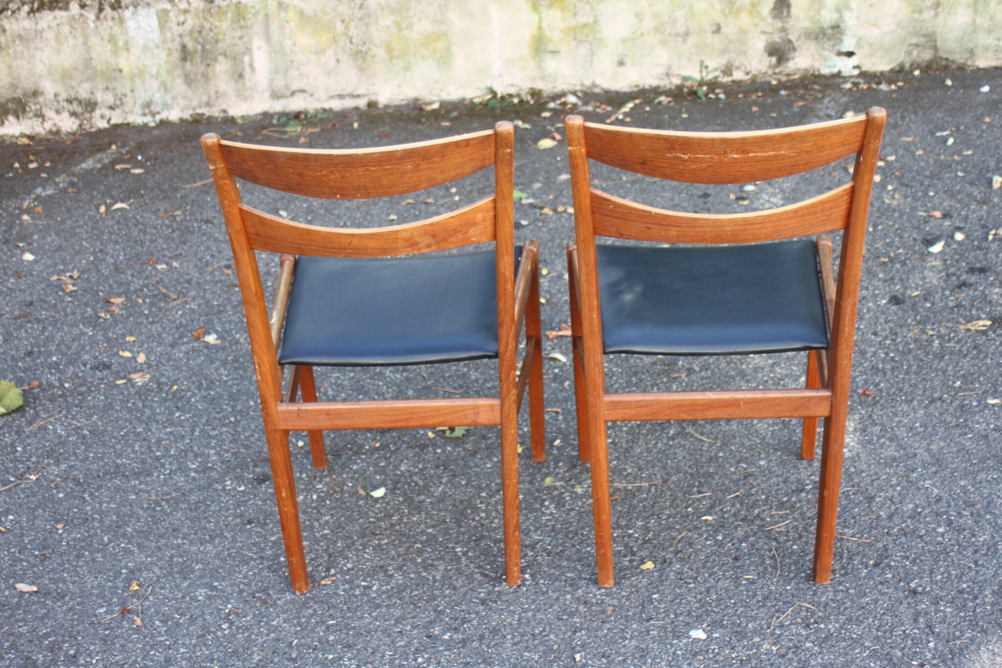 paire-chaises-vintage-design-scandinave-bois-skai-noir-mobilier-brocante-occasion-emmaus-scherwiller-etikette (5)