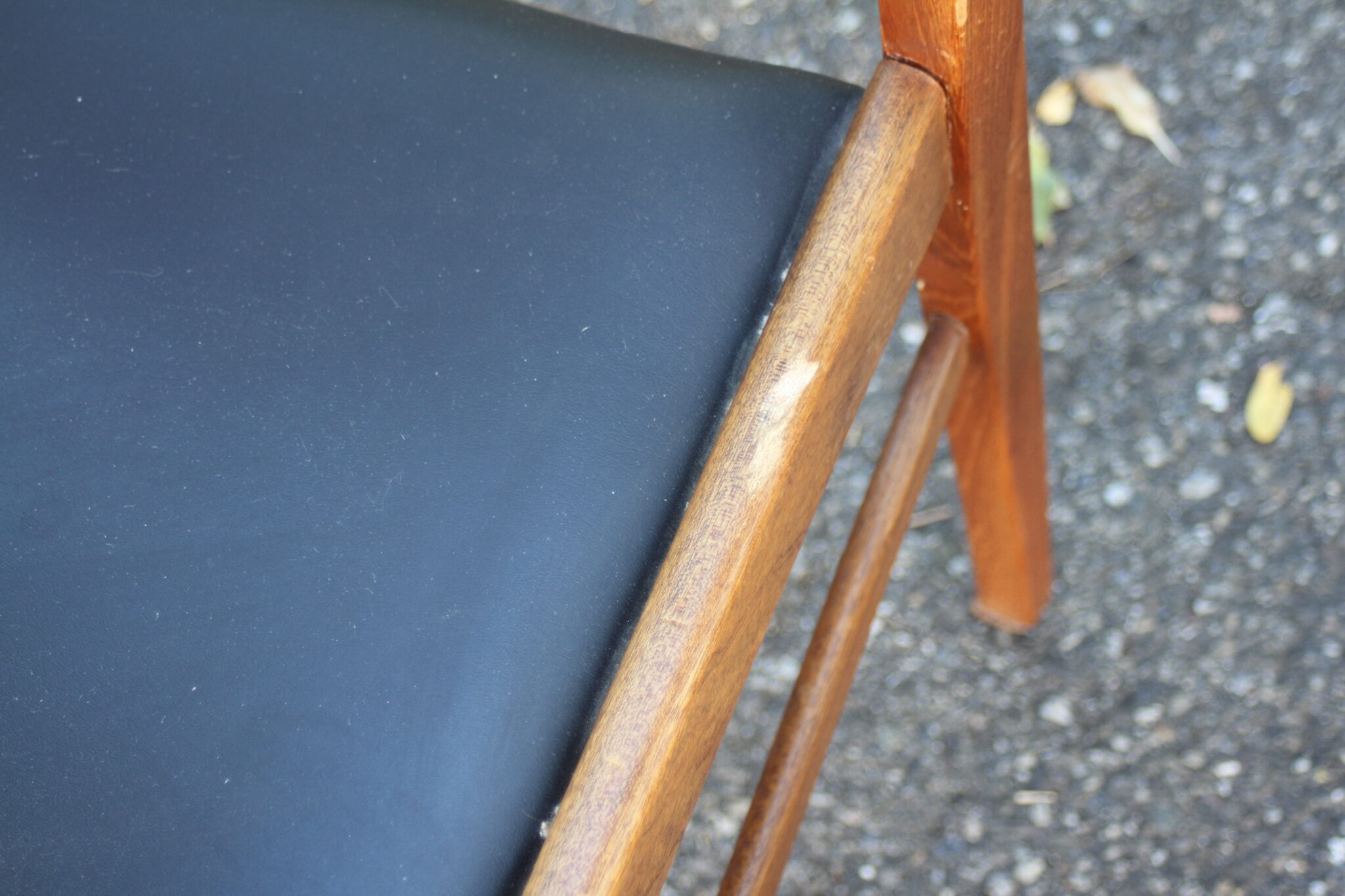 paire-chaises-vintage-design-scandinave-bois-skai-noir-mobilier-brocante-occasion-emmaus-scherwiller-etikette (6)