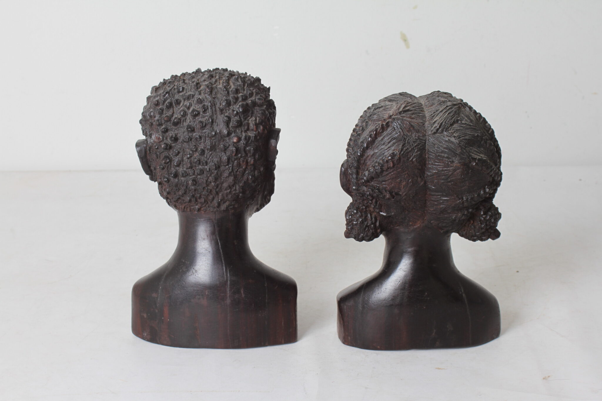 paire-de-bustes-en-bois-fonce-sculptes-signes-bernard-ranarison-piece-collection-rare-brocante-occasion-emmaus-scherwiller-etikette (10)