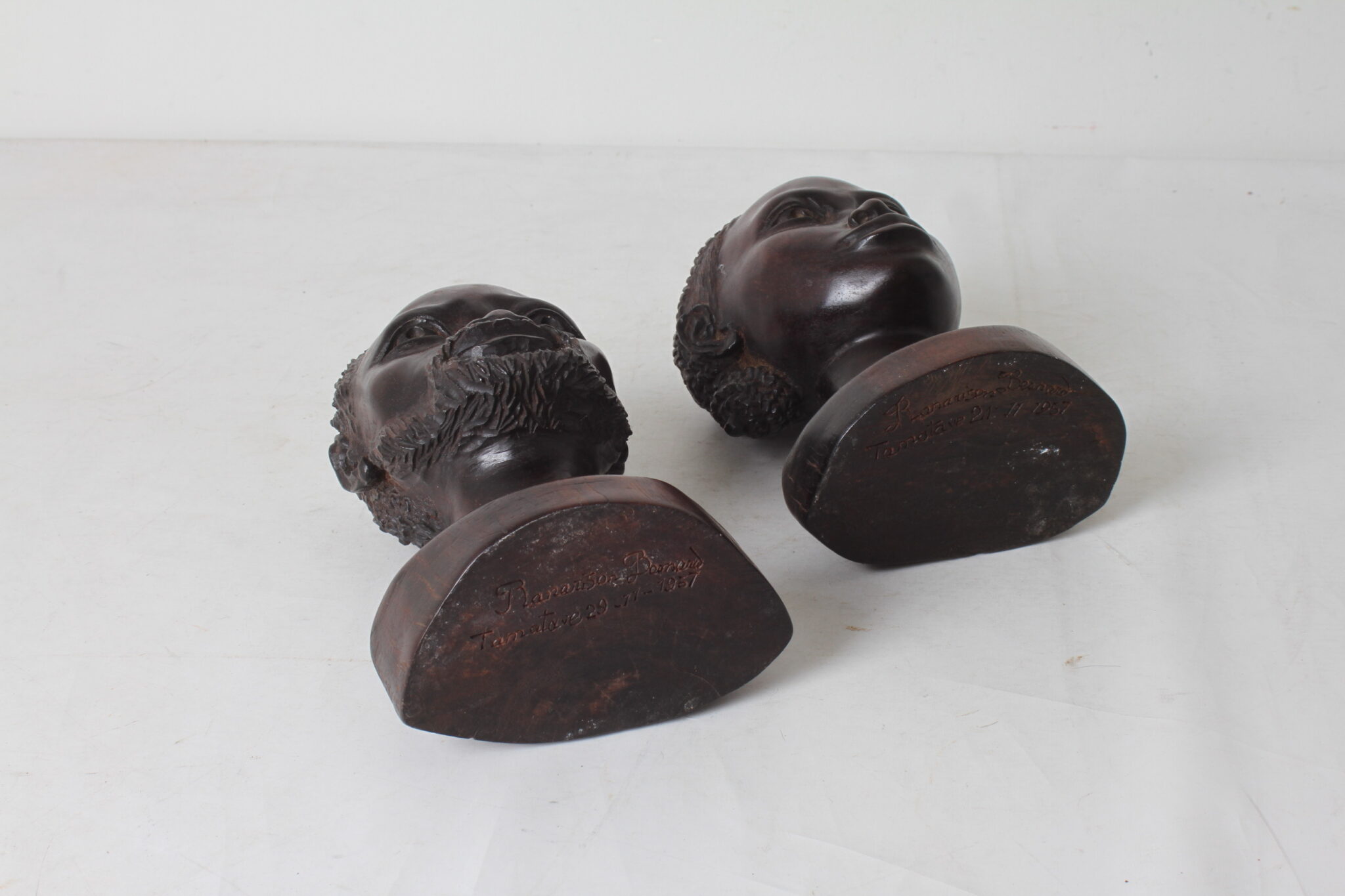 paire-de-bustes-en-bois-fonce-sculptes-signes-bernard-ranarison-piece-collection-rare-brocante-occasion-emmaus-scherwiller-etikette (11)