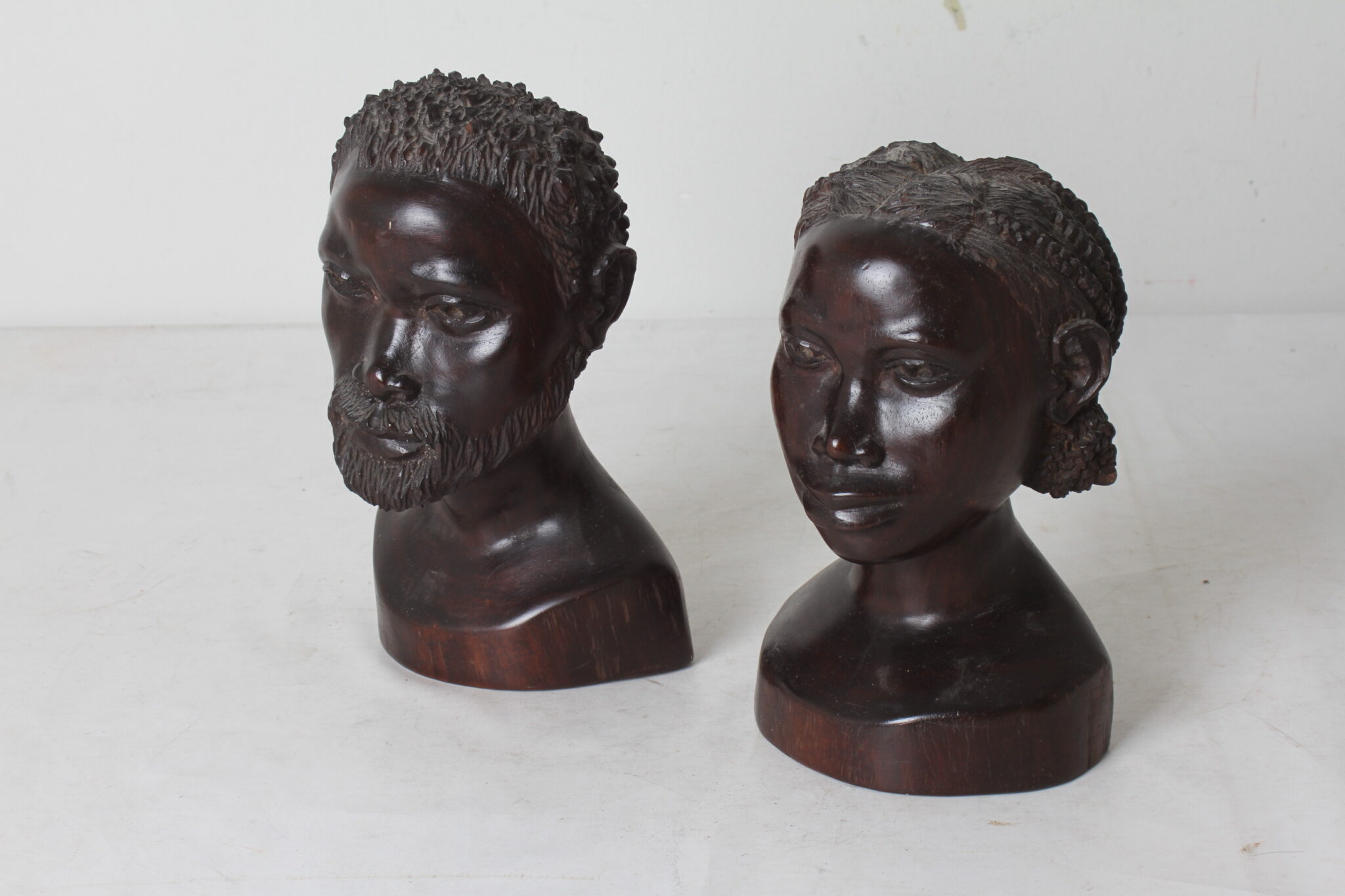 paire-de-bustes-en-bois-fonce-sculptes-signes-bernard-ranarison-piece-collection-rare-brocante-occasion-emmaus-scherwiller-etikette (8)