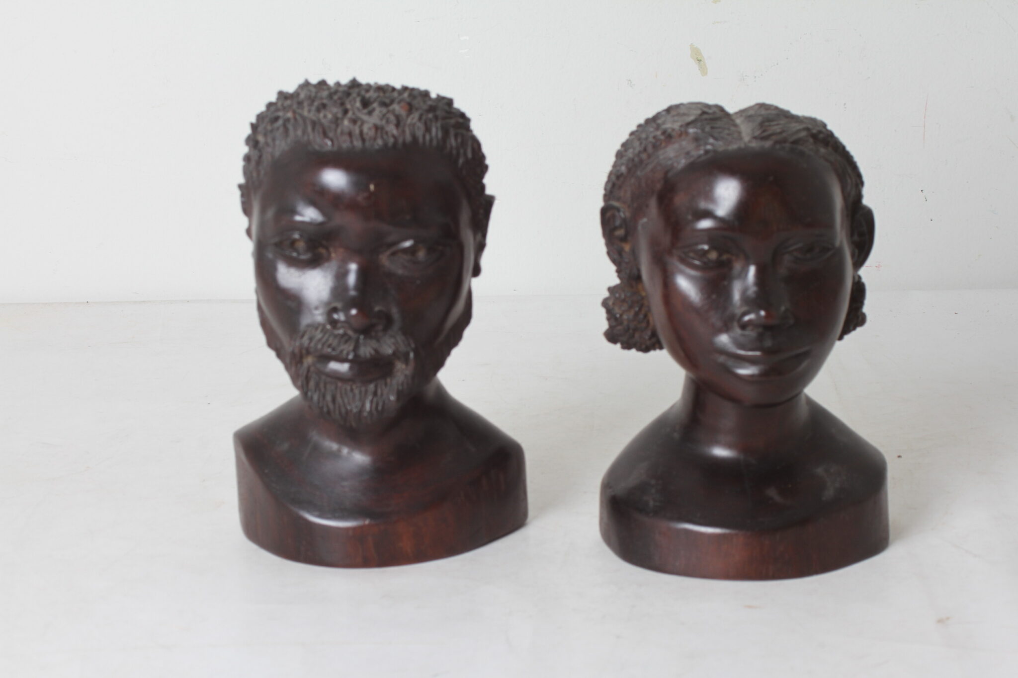 paire-de-bustes-en-bois-fonce-sculptes-signes-bernard-ranarison-piece-collection-rare-brocante-occasion-emmaus-scherwiller-etikette (9)