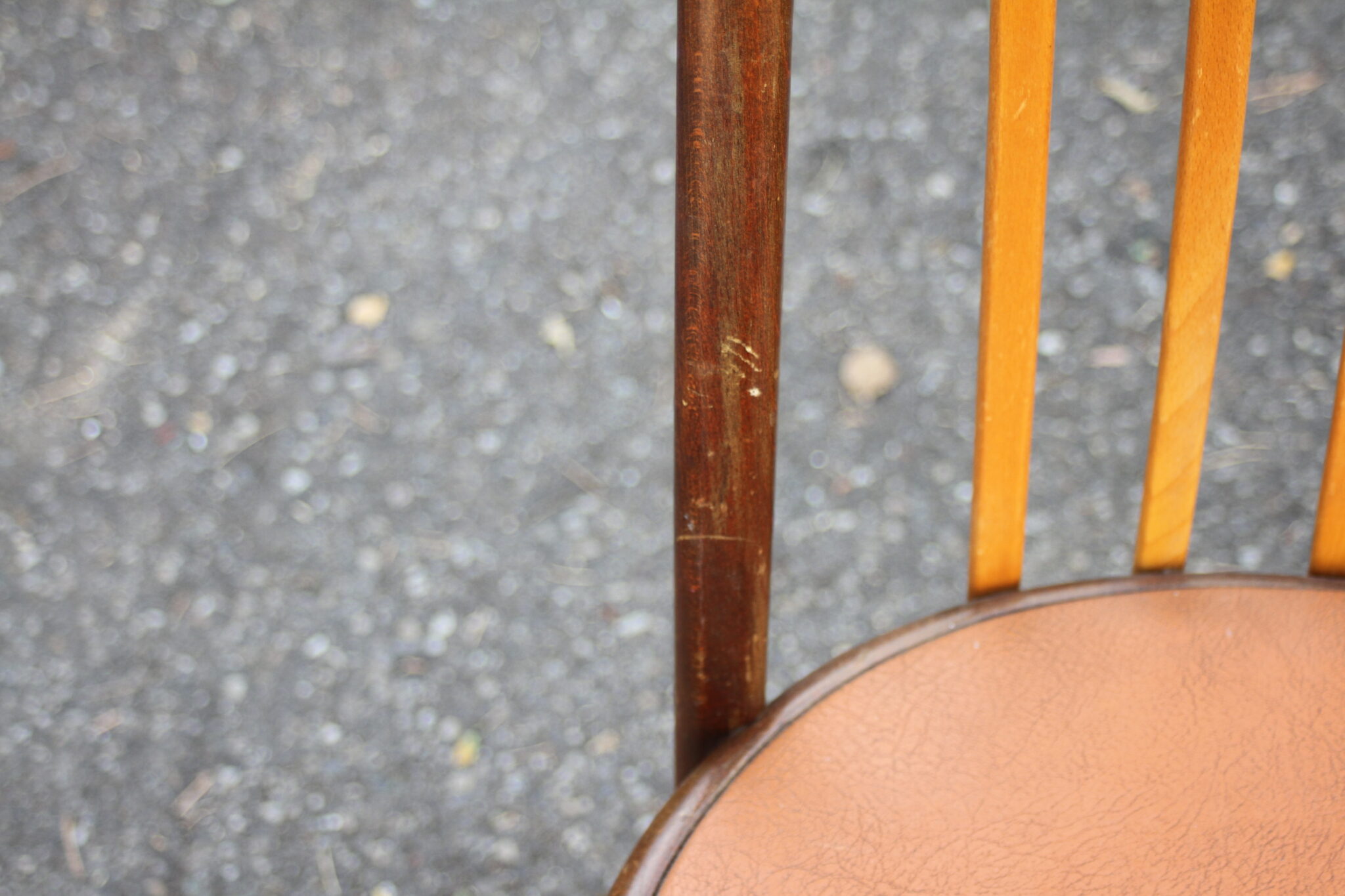 Chaises vintage en bois et skaï – Image 6