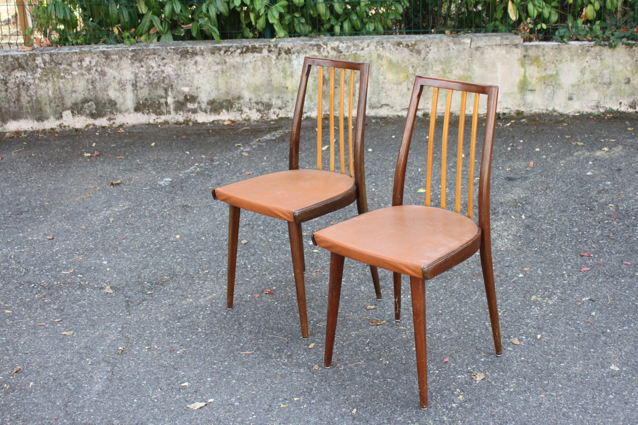 Chaises vintage en bois et skaï