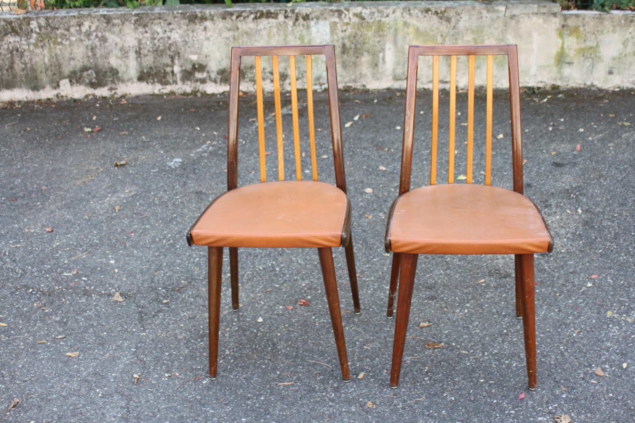 Chaises vintage en bois et skaï – Image 2