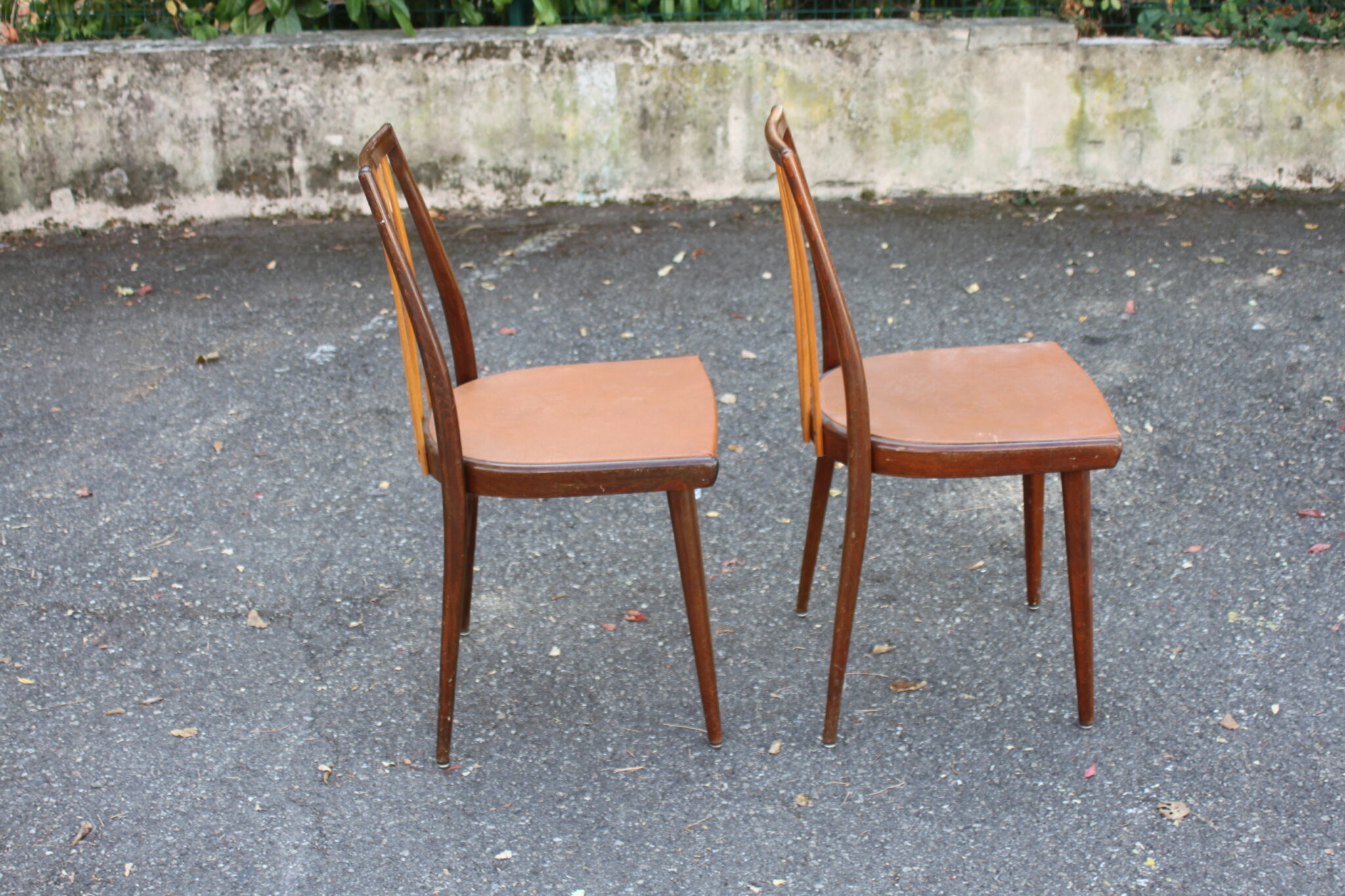 Chaises vintage en bois et skaï – Image 3