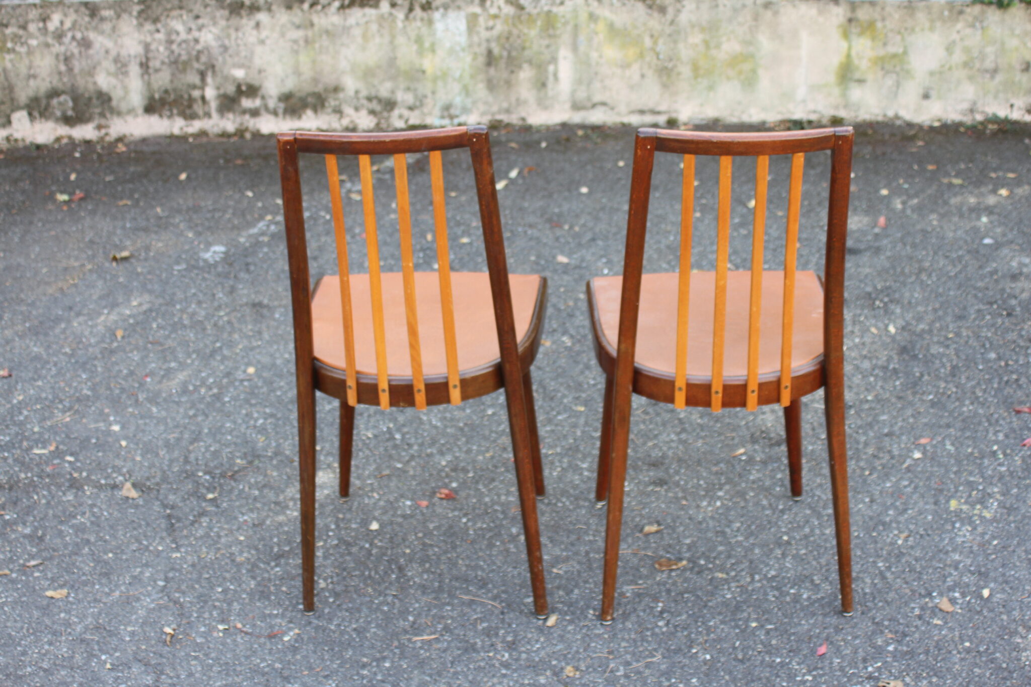 Chaises vintage en bois et skaï – Image 4