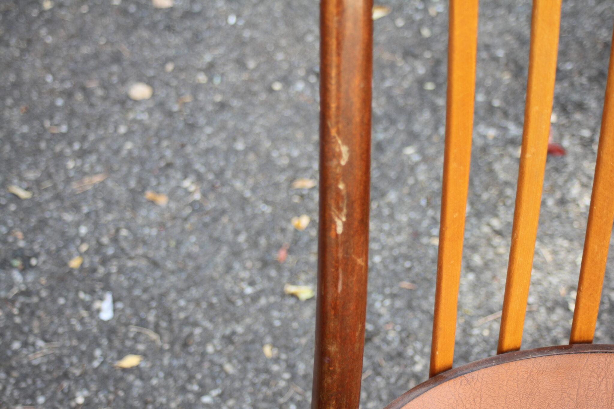 Chaises vintage en bois et skaï – Image 5