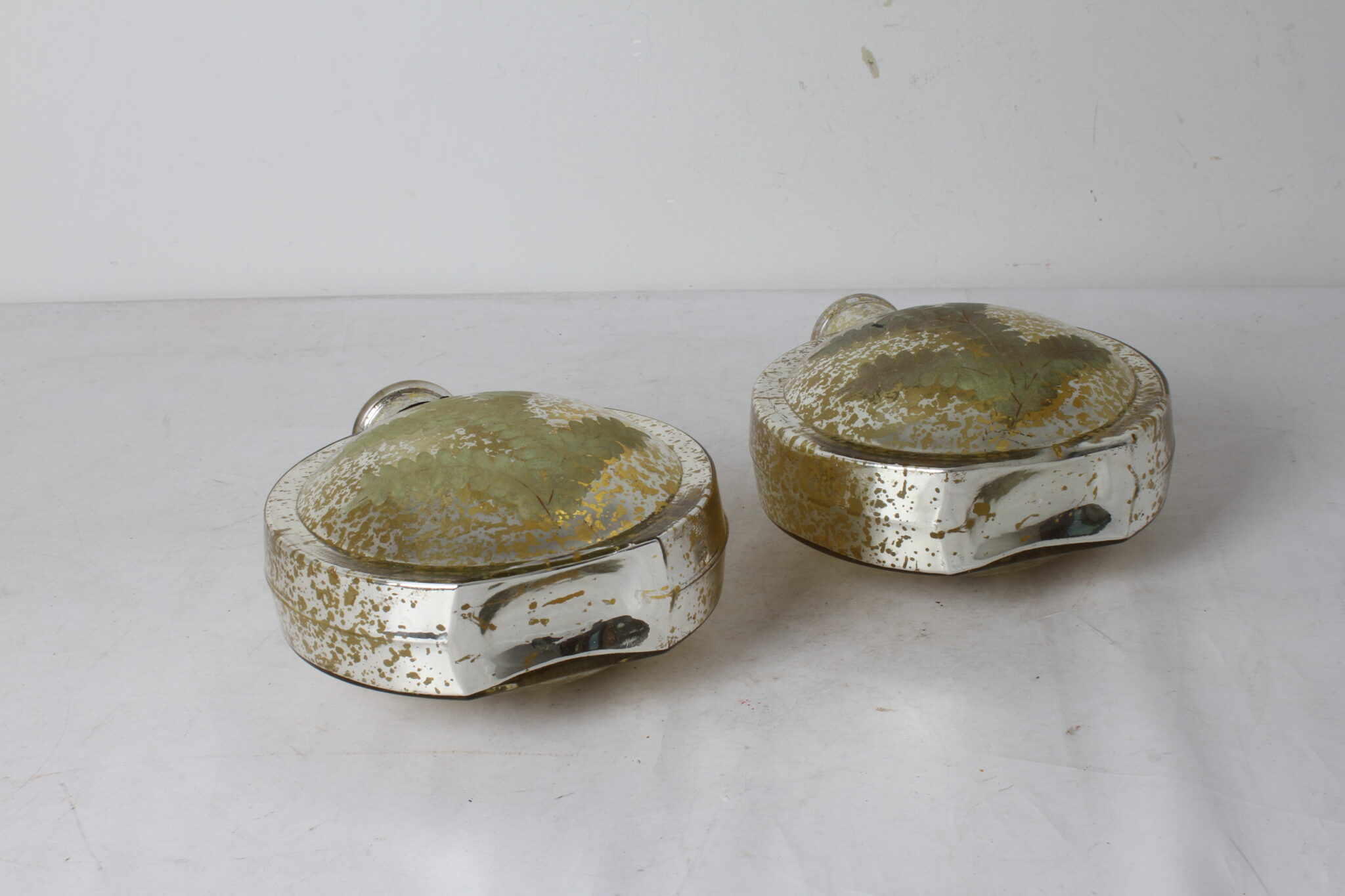 paire-de-vases-ronds-plats-verre-vieilli-effet-dore-marque-libra-interiors-objets-deco-brocante-occasion-emmaus-scherwiller-etikette (1)