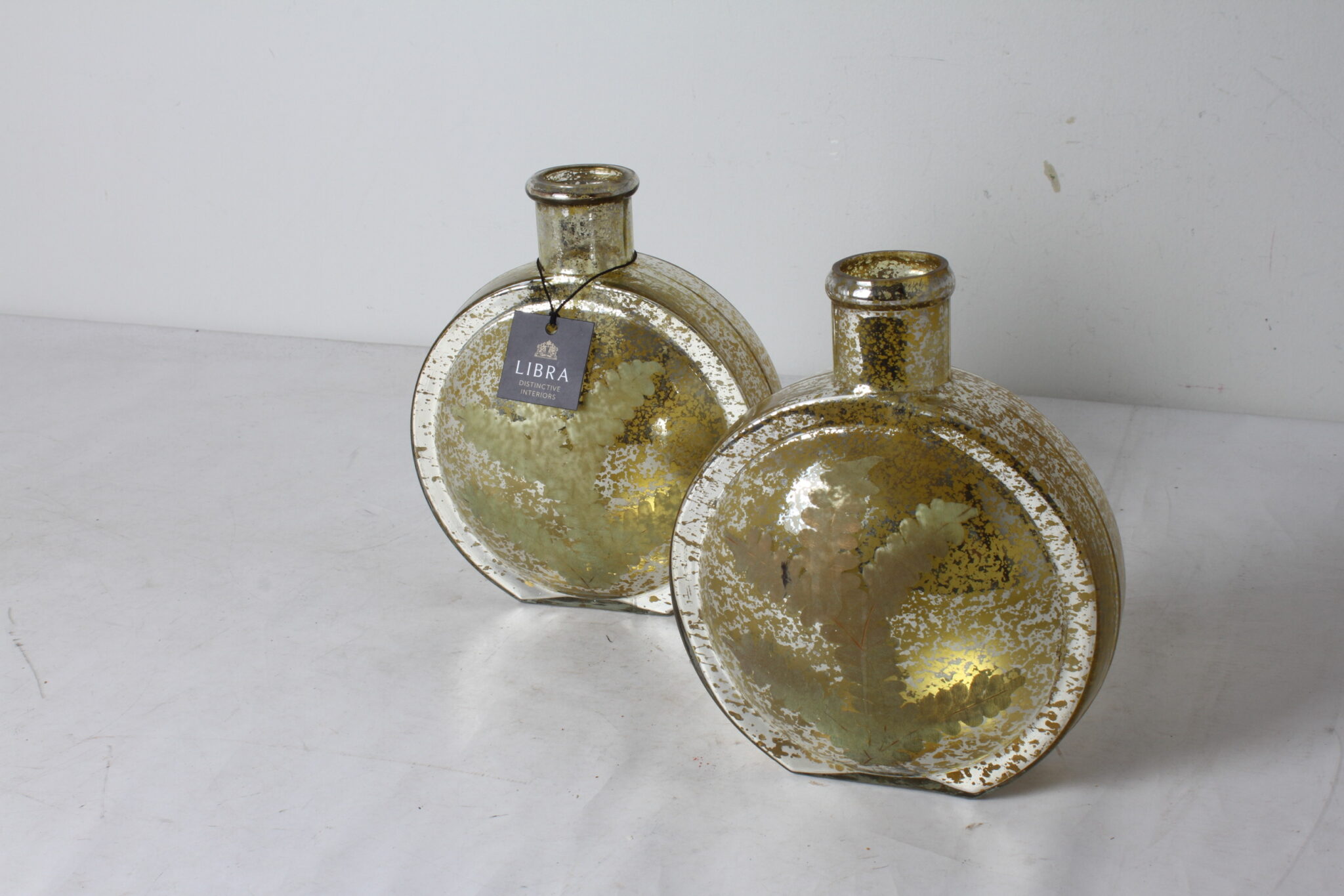 paire-de-vases-ronds-plats-verre-vieilli-effet-dore-marque-libra-interiors-objets-deco-brocante-occasion-emmaus-scherwiller-etikette (2)