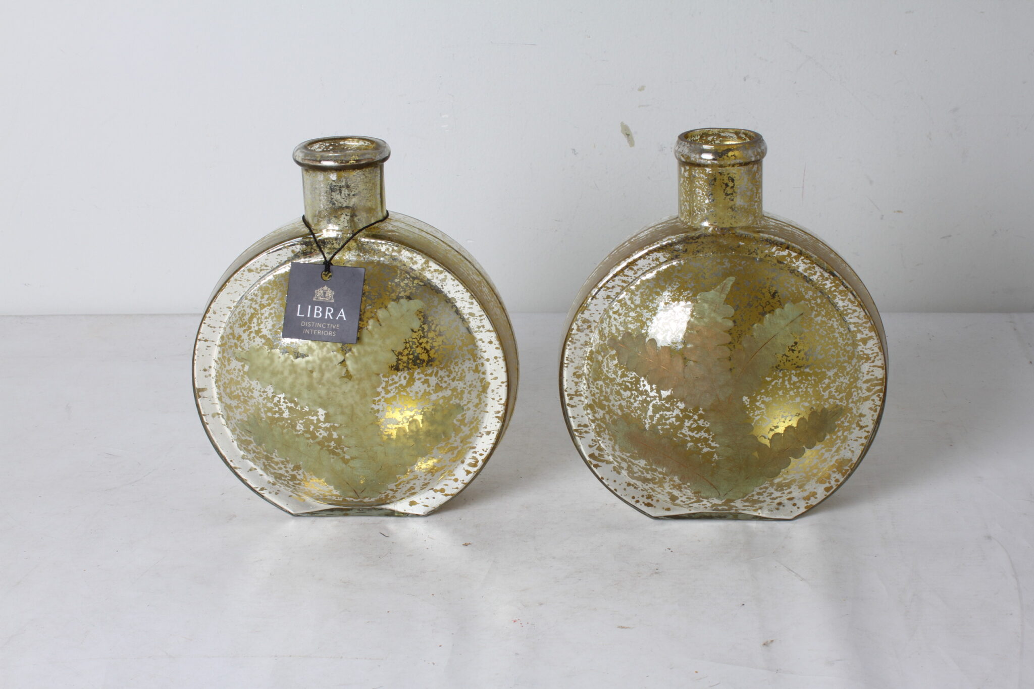 paire-de-vases-ronds-plats-verre-vieilli-effet-dore-marque-libra-interiors-objets-deco-brocante-occasion-emmaus-scherwiller-etikette (3)