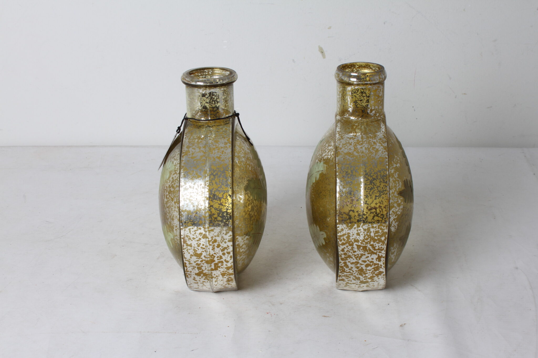 paire-de-vases-ronds-plats-verre-vieilli-effet-dore-marque-libra-interiors-objets-deco-brocante-occasion-emmaus-scherwiller-etikette (4)