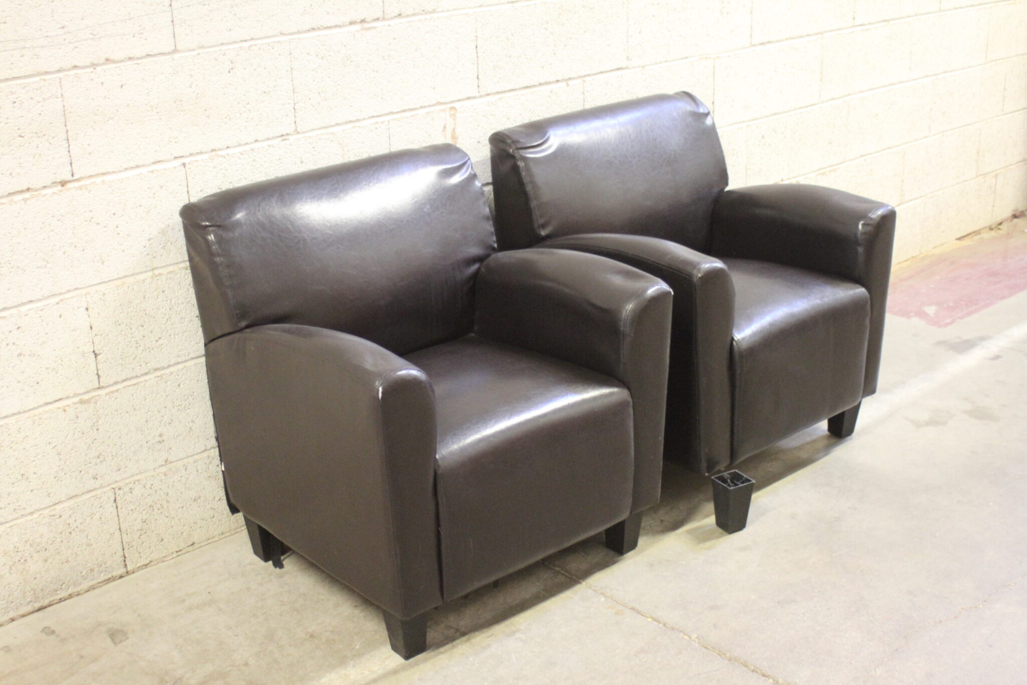 paire-fauteuil-style-club-simili-cuir-sur-pieds-mobilier-brocante-occasion-emmaus-scherwiller-etikette (2)