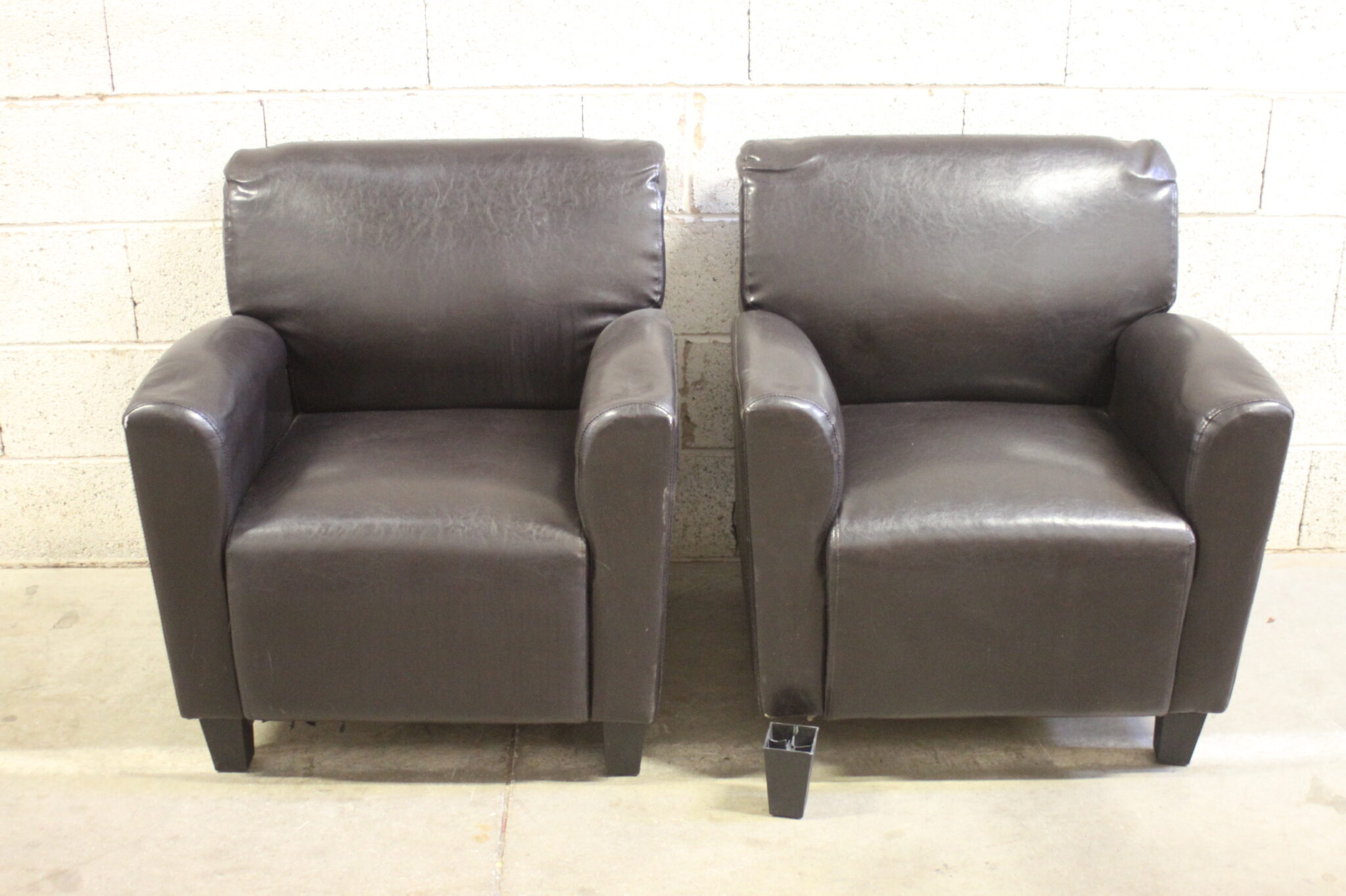 paire-fauteuil-style-club-simili-cuir-sur-pieds-mobilier-brocante-occasion-emmaus-scherwiller-etikette (3)