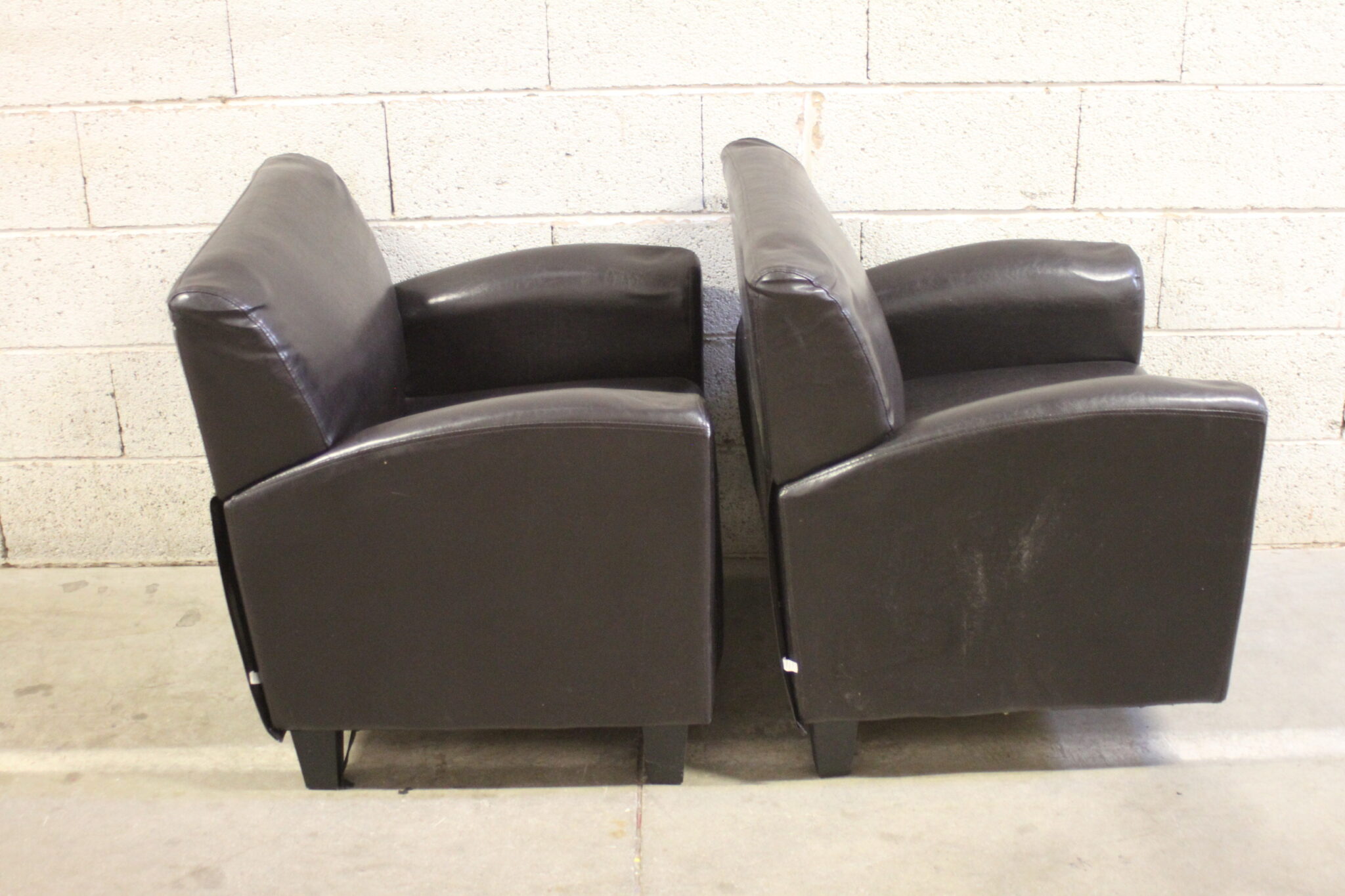 paire-fauteuil-style-club-simili-cuir-sur-pieds-mobilier-brocante-occasion-emmaus-scherwiller-etikette (4)