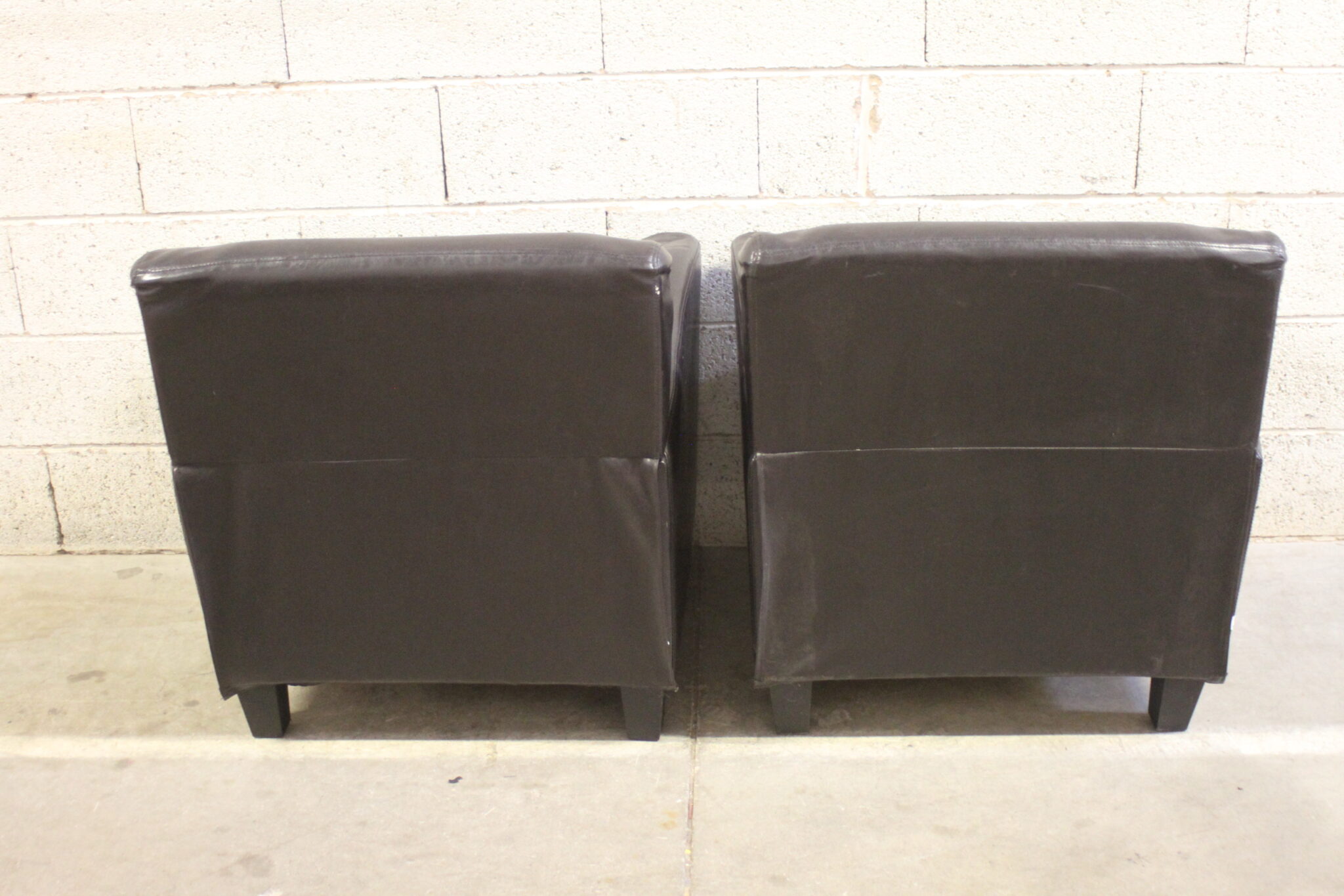 paire-fauteuil-style-club-simili-cuir-sur-pieds-mobilier-brocante-occasion-emmaus-scherwiller-etikette (5)