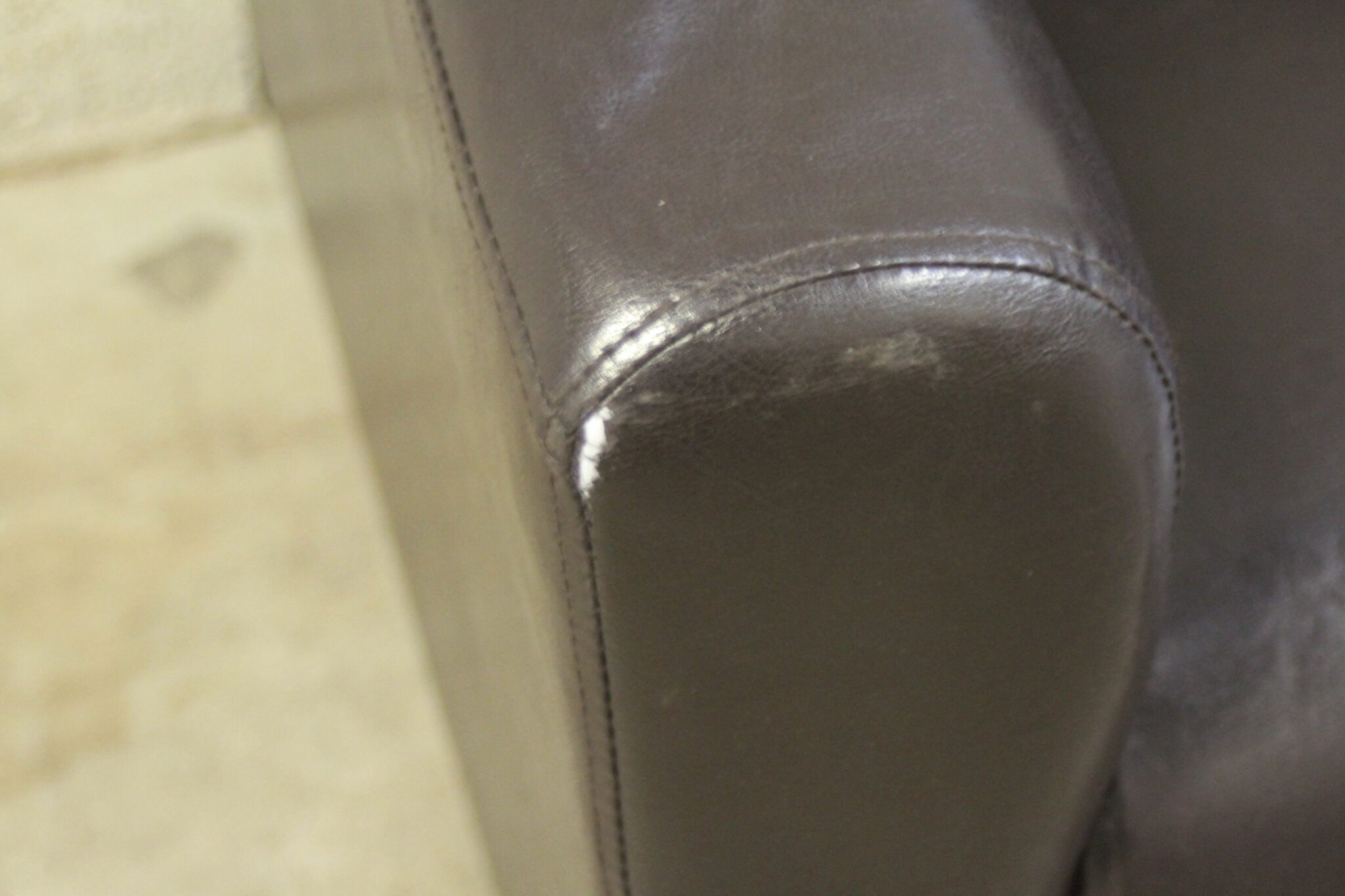 paire-fauteuil-style-club-simili-cuir-sur-pieds-mobilier-brocante-occasion-emmaus-scherwiller-etikette (7)