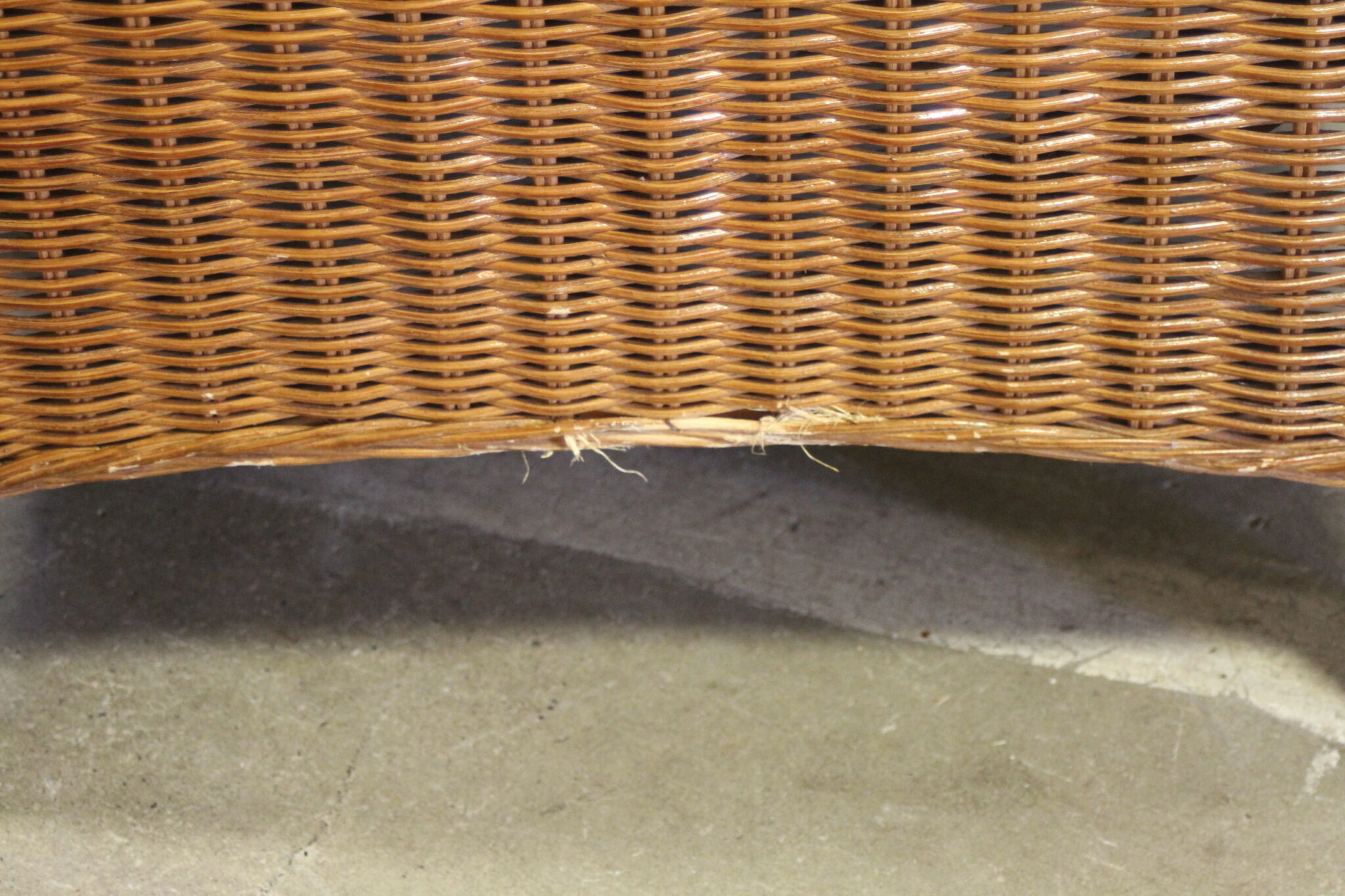 paire-fauteuils-vintage-rotin-tresse-structure-bois-vernis-mobilier-brocante-occasion-emmaus-scherwiller-etikette (1)