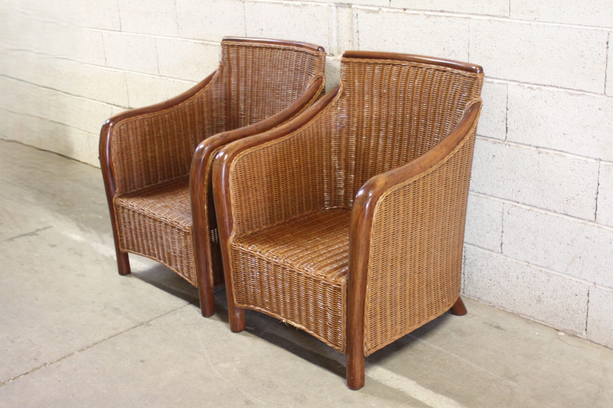 paire-fauteuils-vintage-rotin-tresse-structure-bois-vernis-mobilier-brocante-occasion-emmaus-scherwiller-etikette (2)