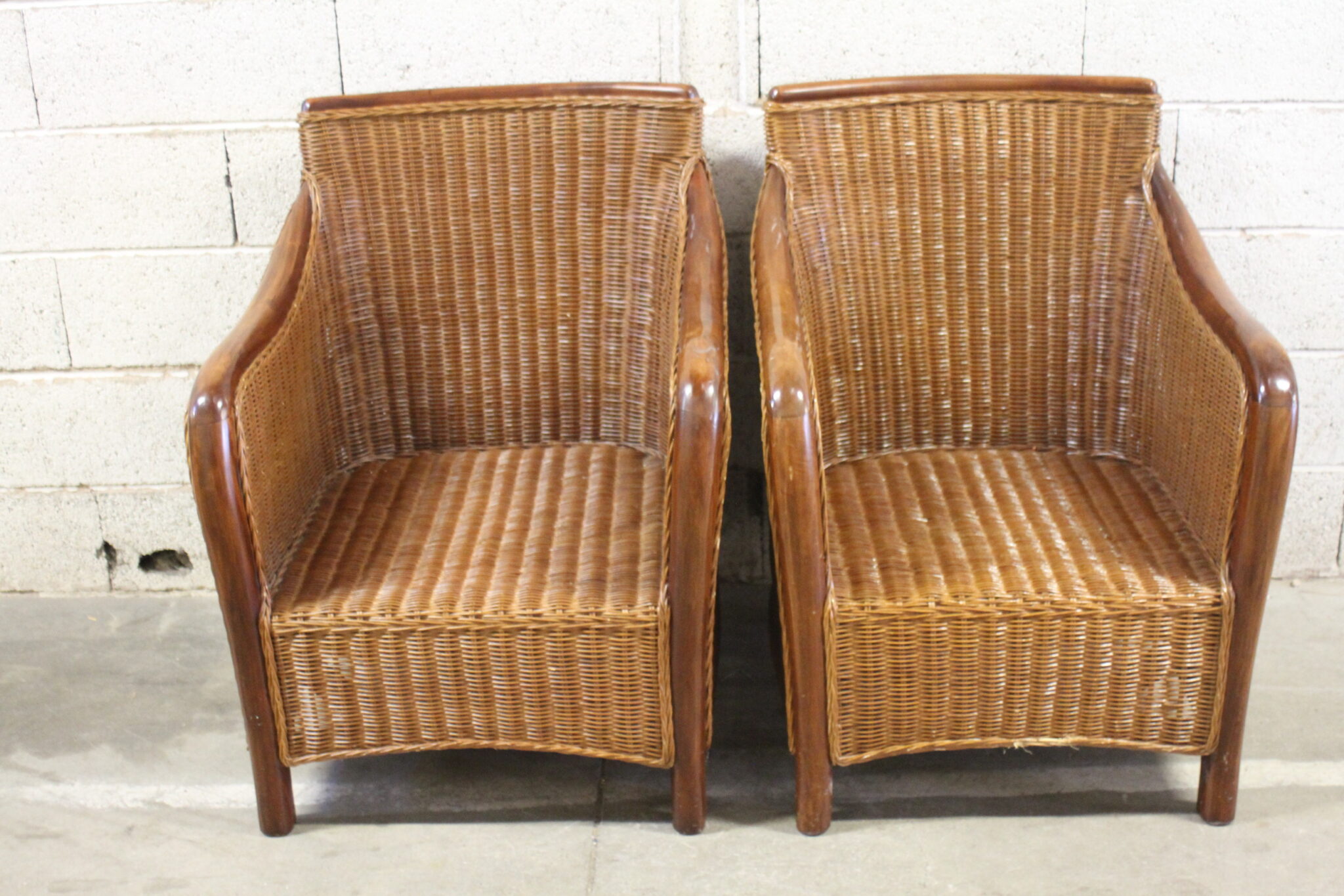 paire-fauteuils-vintage-rotin-tresse-structure-bois-vernis-mobilier-brocante-occasion-emmaus-scherwiller-etikette (3)