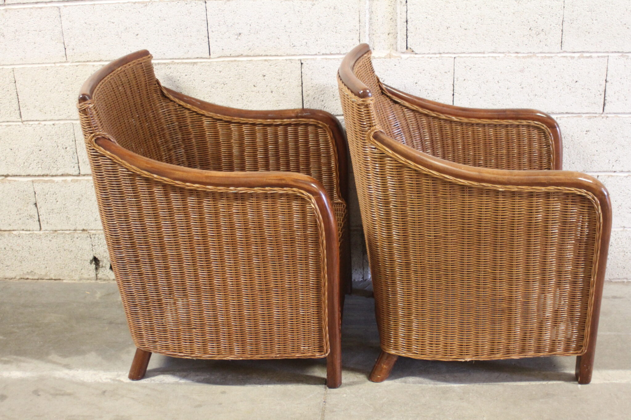 paire-fauteuils-vintage-rotin-tresse-structure-bois-vernis-mobilier-brocante-occasion-emmaus-scherwiller-etikette (4)